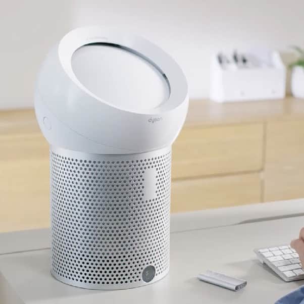 Dysonさんのインスタグラム写真 - (DysonInstagram)「Feeling the heat? Enjoy the pure, soothing breeze of the Dyson Pure Cool Me™. Use the dome mechanism to control the air stream and direct cooling airflow precisely where you need it. #dyson #dysonhome #coolair #cooling #coolingoff #homeoffice #heatwave #keepingcool」6月23日 17時09分 - dyson
