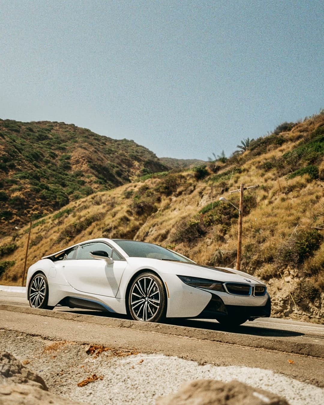 BMWさんのインスタグラム写真 - (BMWInstagram)「Say yes to the green. The BMW i8 Coupé.#THEi8 #BMW #BMWi8 #BMWi @captainbarto @bmwgroupculture @sohohouse __ _ BMW i8 Coupé: Energy consumption in kWh/100 km (combined): 14.0. Fuel consumption in l/100 km (combined): 1.8. CO2 emissions in g/km (combined): 42.  Further information: www.bmw.com/disclaimer. Acceleration (0-100 km/h): 4.4 s. Power: 275 kW, 374 hp, 570 Nm. Top speed (limited): 250 km/h.」6月23日 17時10分 - bmw