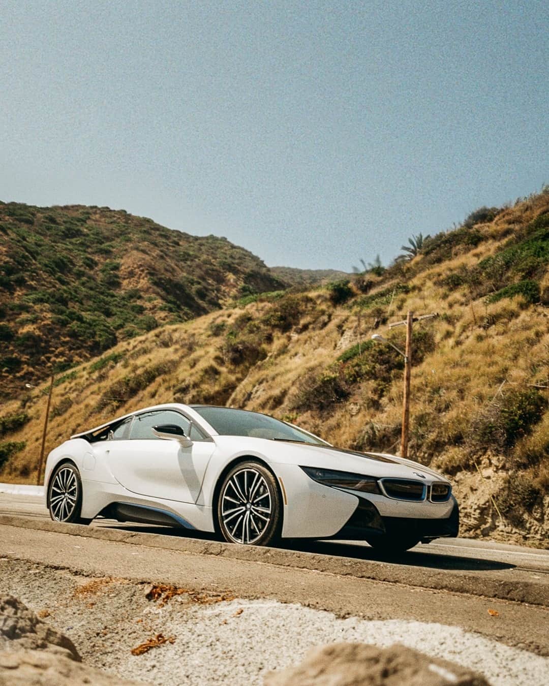 BMWのインスタグラム：「Say yes to the green. The BMW i8 Coupé.#THEi8 #BMW #BMWi8 #BMWi @captainbarto @bmwgroupculture @sohohouse __ _ BMW i8 Coupé: Energy consumption in kWh/100 km (combined): 14.0. Fuel consumption in l/100 km (combined): 1.8. CO2 emissions in g/km (combined): 42.  Further information: www.bmw.com/disclaimer. Acceleration (0-100 km/h): 4.4 s. Power: 275 kW, 374 hp, 570 Nm. Top speed (limited): 250 km/h.」