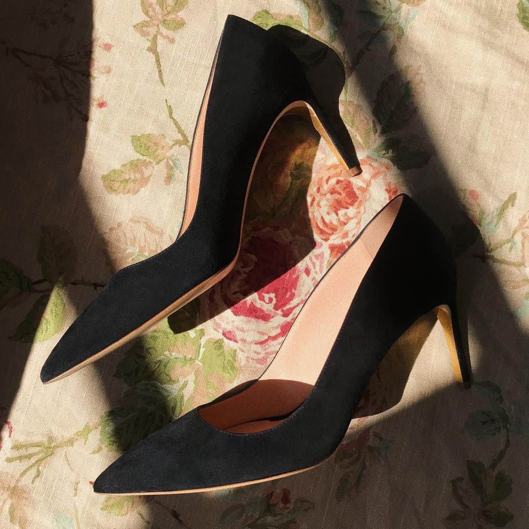 のインスタグラム：「The perfect pump 💫 | New Nada in black suede | #PerfectPumps #StilettoHeels #CourtShoes #ClassicHeels #RupertSanderson」
