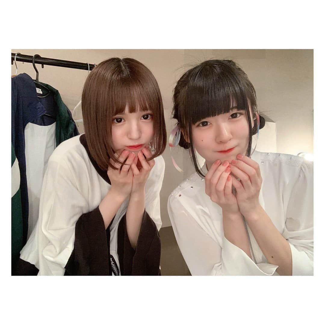 橋本美桜さんのインスタグラム写真 - (橋本美桜Instagram)「遅くなってしまったけど…！﻿ ﻿ ﻿ 昨日は現体制ラストライブありがとうございました。 ﻿1曲1曲が2人とやるのは最後だと思うと切ない気持ちになりました😢﻿ でも、カップリング2曲も最初で最後ではあるけど6人で初披露できて良かったなあ……﻿ ﻿ この6人だからこそ創れた空間があって、ダメダメで怒られたこともあったけどみんなで乗り越えて来れました。﻿ 初期から頑張ってきた2人の力は相当なものだと思います。﻿ ﻿ 途中から加入した私を受け入れてくれてありがとう。﻿ 2人のいた真っ白なキャンバスを絶対に忘れないよ。﻿ ﻿ ﻿ みんなから受け取ったものも2人にちゃんと届けられてよかった！🎁﻿ お互い明るい未来に向けてがんばっていくのでみんなも一緒にがんばろうね！﻿ ﻿ ﻿ #真っ白なキャンバス  #麦田ひかる #鈴木えま #卒業おめでとう 🌸」6月23日 17時12分 - mio_ebichan