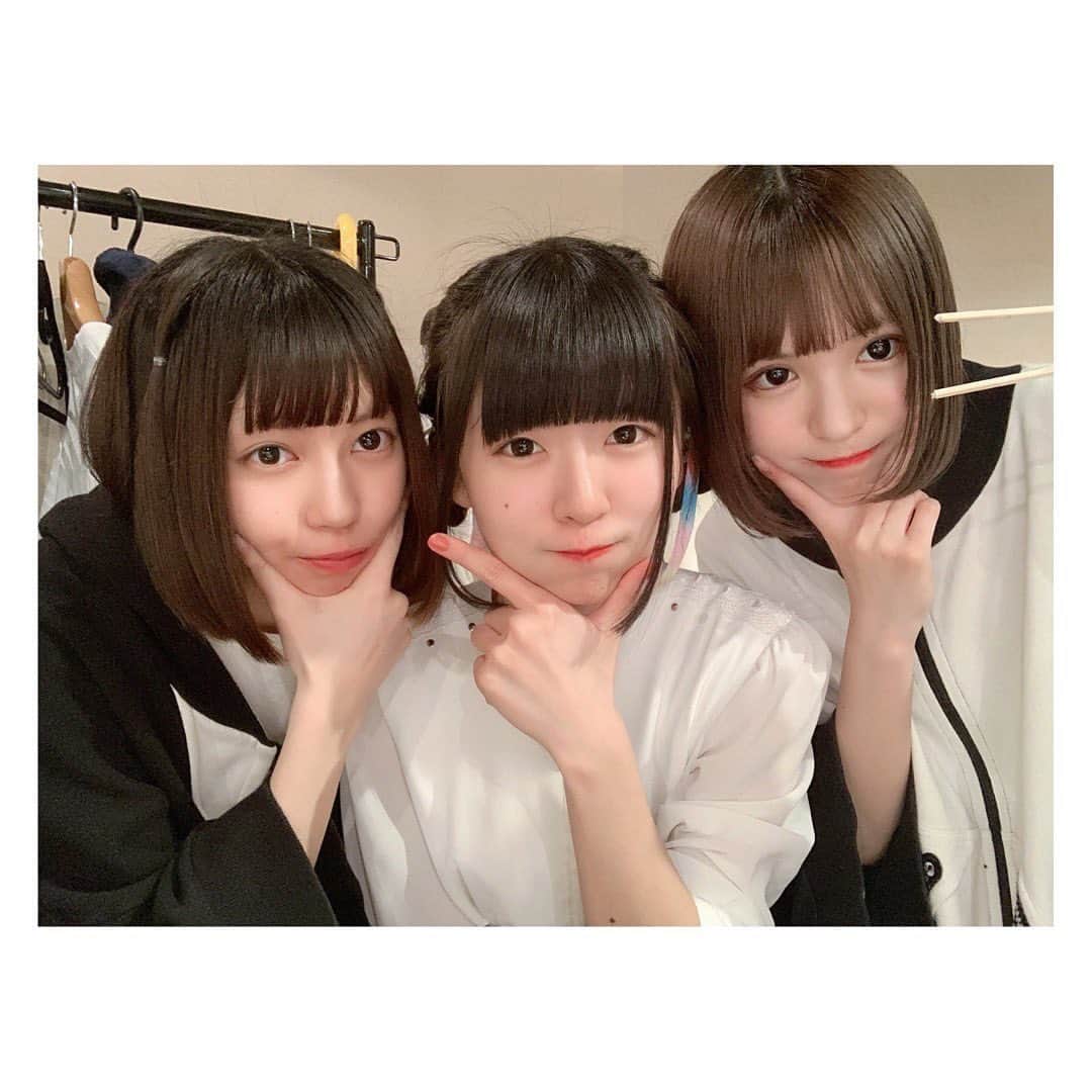 橋本美桜のインスタグラム：「遅くなってしまったけど…！﻿ ﻿ ﻿ 昨日は現体制ラストライブありがとうございました。 ﻿1曲1曲が2人とやるのは最後だと思うと切ない気持ちになりました😢﻿ でも、カップリング2曲も最初で最後ではあるけど6人で初披露できて良かったなあ……﻿ ﻿ この6人だからこそ創れた空間があって、ダメダメで怒られたこともあったけどみんなで乗り越えて来れました。﻿ 初期から頑張ってきた2人の力は相当なものだと思います。﻿ ﻿ 途中から加入した私を受け入れてくれてありがとう。﻿ 2人のいた真っ白なキャンバスを絶対に忘れないよ。﻿ ﻿ ﻿ みんなから受け取ったものも2人にちゃんと届けられてよかった！🎁﻿ お互い明るい未来に向けてがんばっていくのでみんなも一緒にがんばろうね！﻿ ﻿ ﻿ #真っ白なキャンバス  #麦田ひかる #鈴木えま #卒業おめでとう 🌸」