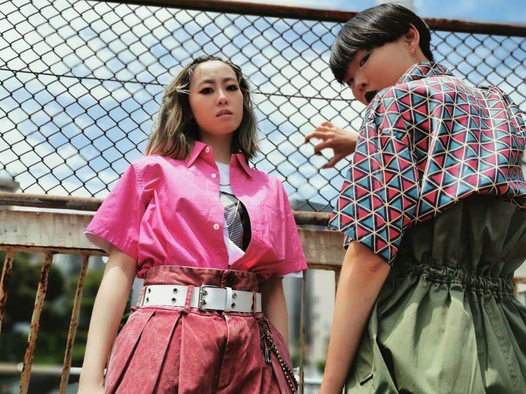 アツシナカシマのインスタグラム：「この度、7月4〜5日にてPOP UP STOREを開催いたします。 今回は、コロナウィルスの影響にともない招待制とさせていただきますので、来店をご希望の方はcontact@atsushinakashima.comまでご連絡下さい。  現行の商品に加え、過去アーカイブやサンプル商品など様々取り揃えております。セール品に関しましては、特別な価格となっておりますので、是非お越しください。 ※ご来店の際にはマスクの着用、アルコール消毒にご協力をお願い致します。店内の混雑状況により入場制限を設けさせて頂く場合がございます。あらかじめご理解とご協力の程よろしくお願い申し上げます。  #atsushinakashima #アツシナカシマ #cateye #mv #popupshop」