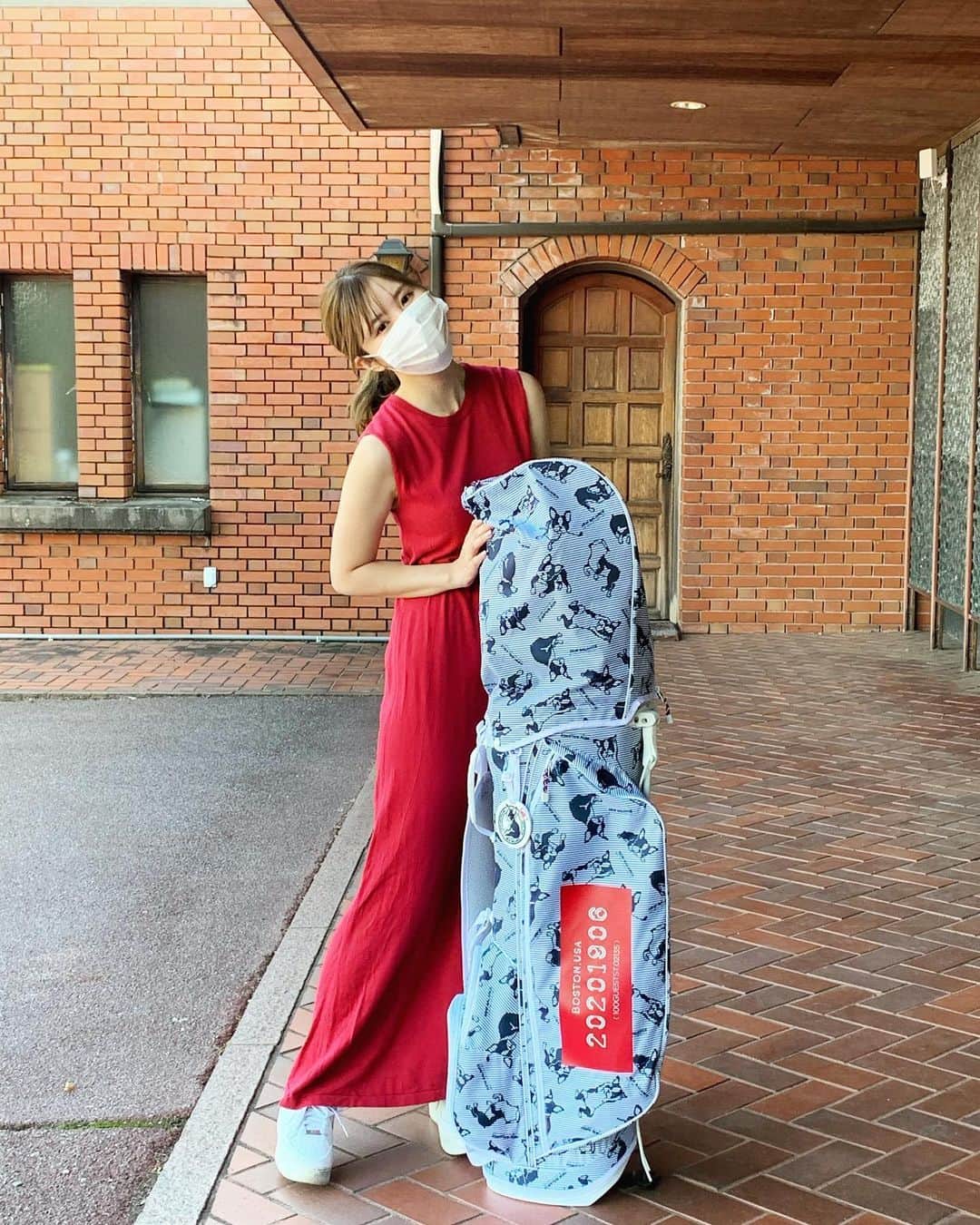 金子栞のインスタグラム：「約1年ぶりに同級生と🕊  おうちじかんで筋トレした成果か、少しだけ飛距離アップした気がする！(まだまだ飛ばない)  #newbalancegolf#golf#new#キャディバッグ」