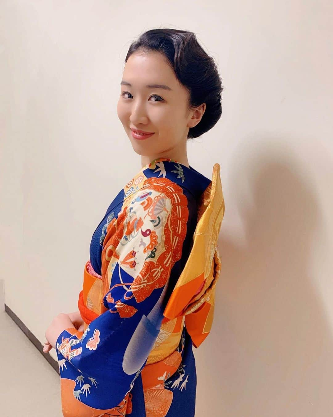 彩月つくしのインスタグラム：「👘 ・ ・ 朝ドラ出演時には お洒落な振袖を着せて頂きました💕 ・ ・ こういった大正から昭和初期にかけてのお着物や髪型が大好きなので至福のひと時でした✨ ・ ・ #NHK #朝ドラ #エール #昭和初期 #着物 #振袖 #ミス仙台」