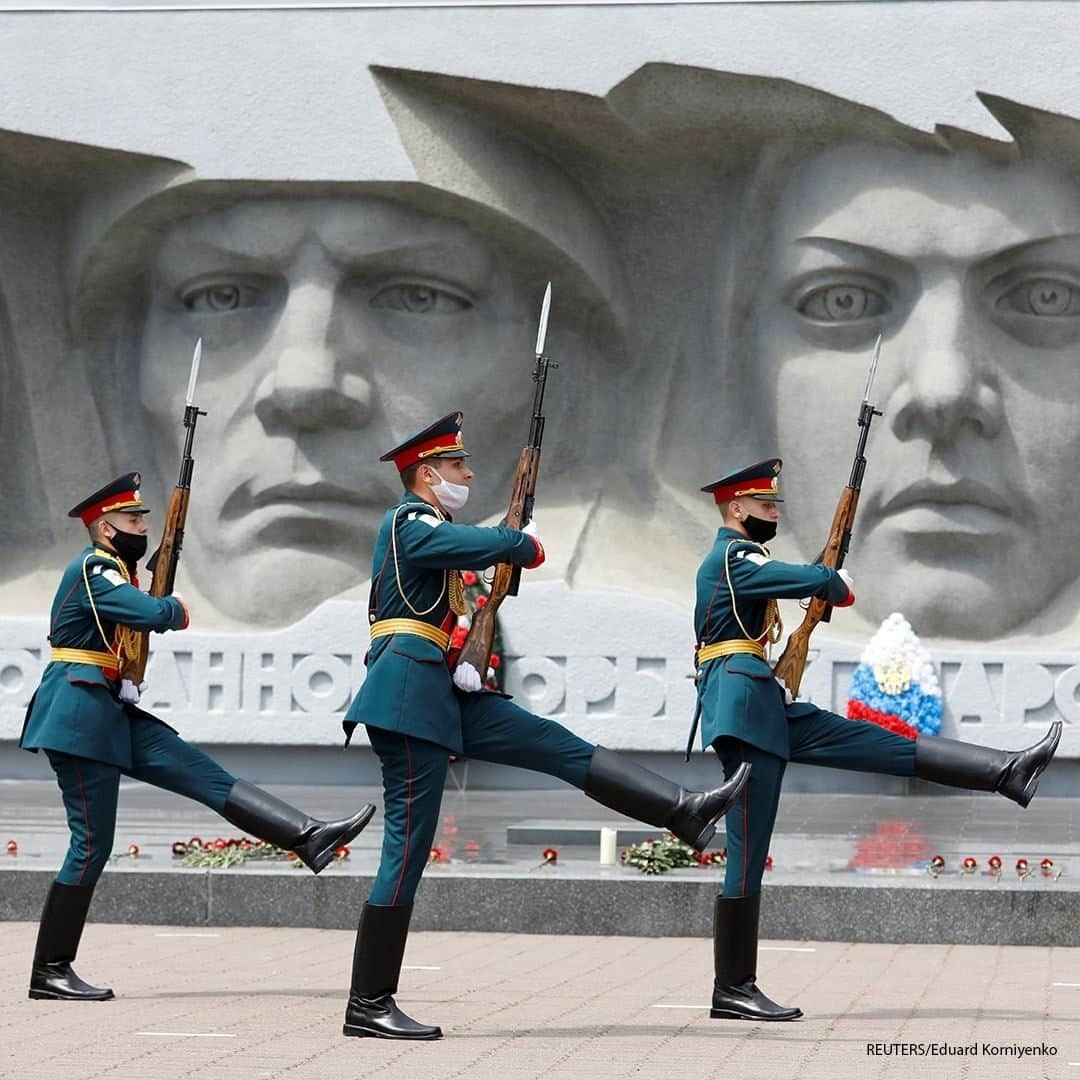 ABC Newsさんのインスタグラム写真 - (ABC NewsInstagram)「Honour guards march near a World War Two monument on the anniversary of the beginning of the Great Patriotic War against Nazi Germany in 1941 in Stavropol, Russia. #russia #worldwar2」6月23日 17時30分 - abcnews