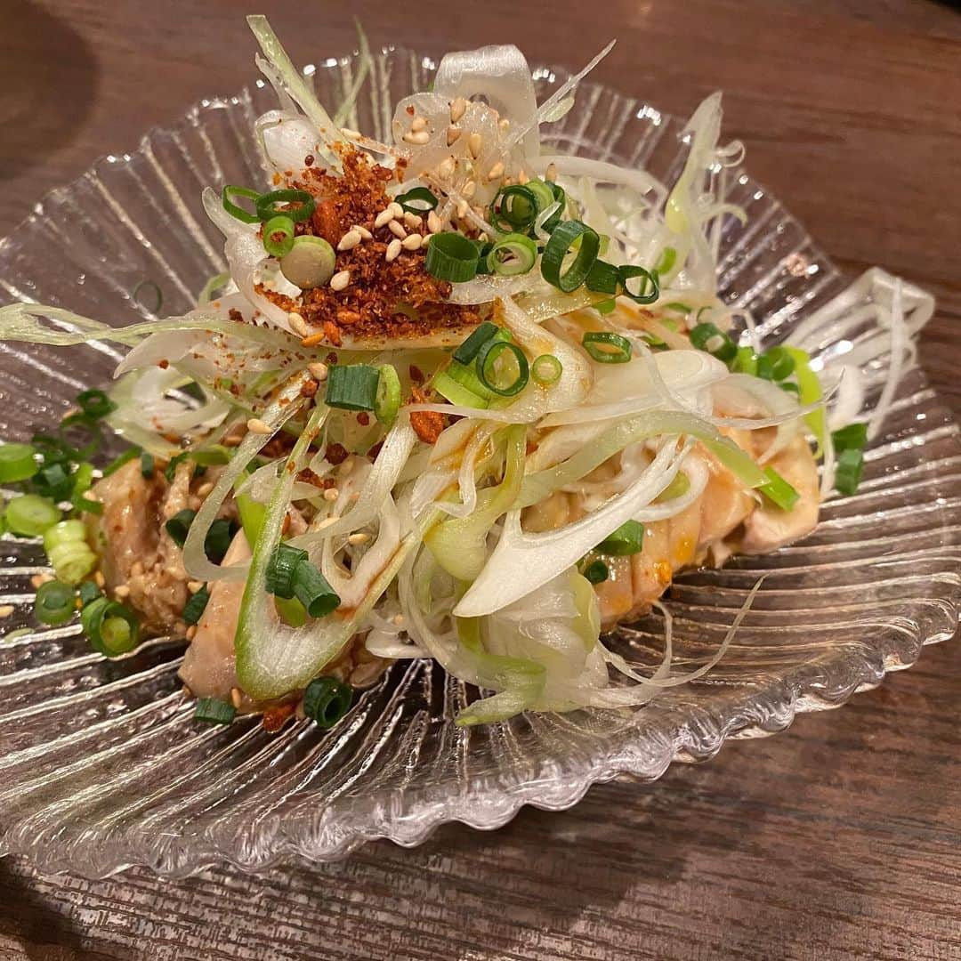 下平夏奈さんのインスタグラム写真 - (下平夏奈Instagram)「JR四ツ谷駅 徒歩2分のところにある  ローストビーフ専門店 巡りや へ (@roastbeef800 ) 先日、行ってきました！  ローストビーフ専門店ならではの 豊富なメニュー、 サラダやおつまみなどの サブメニューも充実しています☆  いただいたのは、 ローストビーフの野菜巻き♩  きんぴらごぼうや煮卵、 お野菜などをローストビーフで巻いた バラエティー溢れるお料理で  一口サイズで食べやすく、 いろんな味が楽しめるので めちゃめちゃオススメ⭐️ : 金のローストビーフも すごく気になるので また今度チャレンジしたいな♩笑  ドリンクの種類も豊富で その中でも 301種類の組み合わせが選べる 自家製の生レモンサワー🍋は レモンサワー好きにはかなりオススメ！  お店情報を知りたい方は、 四ツ谷 ローストビーフ 巡りや で検索してみてね☆ : : : #四ツ谷 #四ツ谷グルメ #グルメ女子 #ローストビーフ #ローストビーフ専門店 #レモンサワー #飲み会 #女子会 #グルメ　 #food #power #beef #roast beef #pr  #ootd #instafood ウーミーPR」6月23日 17時31分 - kana0412.sss