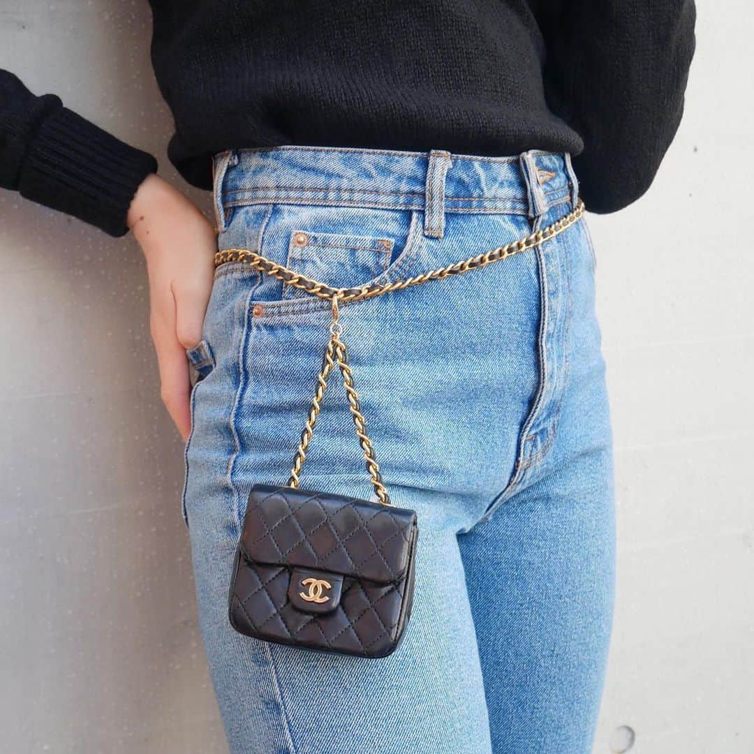 Vintage Brand Boutique AMOREさんのインスタグラム写真 - (Vintage Brand Boutique AMOREInstagram)「Vintage Chanel chain belt with micro pouch.  On website search for AO26201. ▶︎Free Shipping Worldwide✈️ ≫≫≫ DM for more information 📩 info@amorevintagetokyo.com #AMOREvintage #AMORETOKYO #tokyo #Omotesando #Aoyama #harajuku #vintage #vintageshop #ヴィンテージ #ヴィンテージショップ #アモーレ #アモーレトーキョー #表参道 #青山 #原宿#東京 #chanel #chanelvintage #vintagechanel #ヴィンテージ #シャネル #ヴィンテージシャネル #シャネルヴィンテージ」6月23日 17時23分 - amore_tokyo