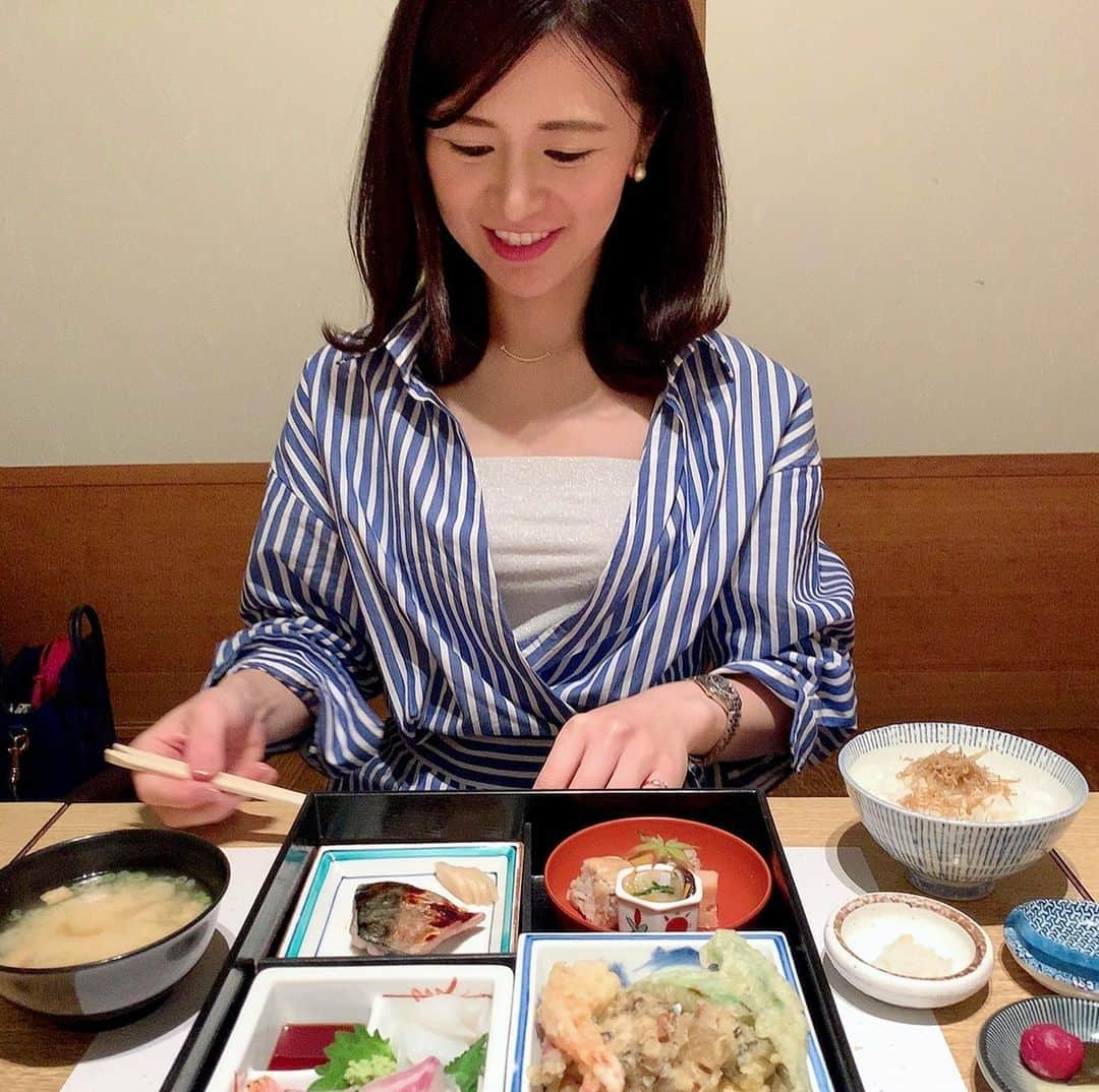 吉村優さんのインスタグラム写真 - (吉村優Instagram)「大阪 * 大阪出張のお仕事終わり 妹と合流して北新地でランチ😘 * 和食な気分だったので お魚が美味しい和食ランチ✨ 焼き魚もお刺身も天ぷらも 美味しかった〜😍😍 * からの久しぶりの大阪でお買い物♡ スーツケースが重い、、、😩 と嘆いていたら 優しい妹が代わりに持ってくれました😂感謝🙏笑 * #大阪 #大阪ランチ #北新地 #ランチ #和食 #鯖 #石和川 #姉妹 #sisters #lunch #osaka #出張 #アナウンサー」6月23日 17時30分 - yuyoshimura87