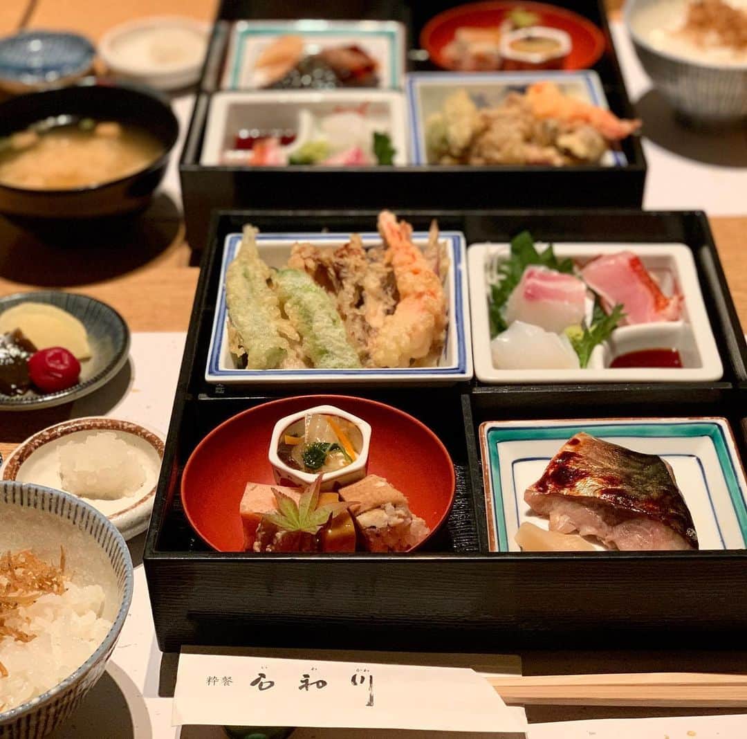 吉村優さんのインスタグラム写真 - (吉村優Instagram)「大阪 * 大阪出張のお仕事終わり 妹と合流して北新地でランチ😘 * 和食な気分だったので お魚が美味しい和食ランチ✨ 焼き魚もお刺身も天ぷらも 美味しかった〜😍😍 * からの久しぶりの大阪でお買い物♡ スーツケースが重い、、、😩 と嘆いていたら 優しい妹が代わりに持ってくれました😂感謝🙏笑 * #大阪 #大阪ランチ #北新地 #ランチ #和食 #鯖 #石和川 #姉妹 #sisters #lunch #osaka #出張 #アナウンサー」6月23日 17時30分 - yuyoshimura87