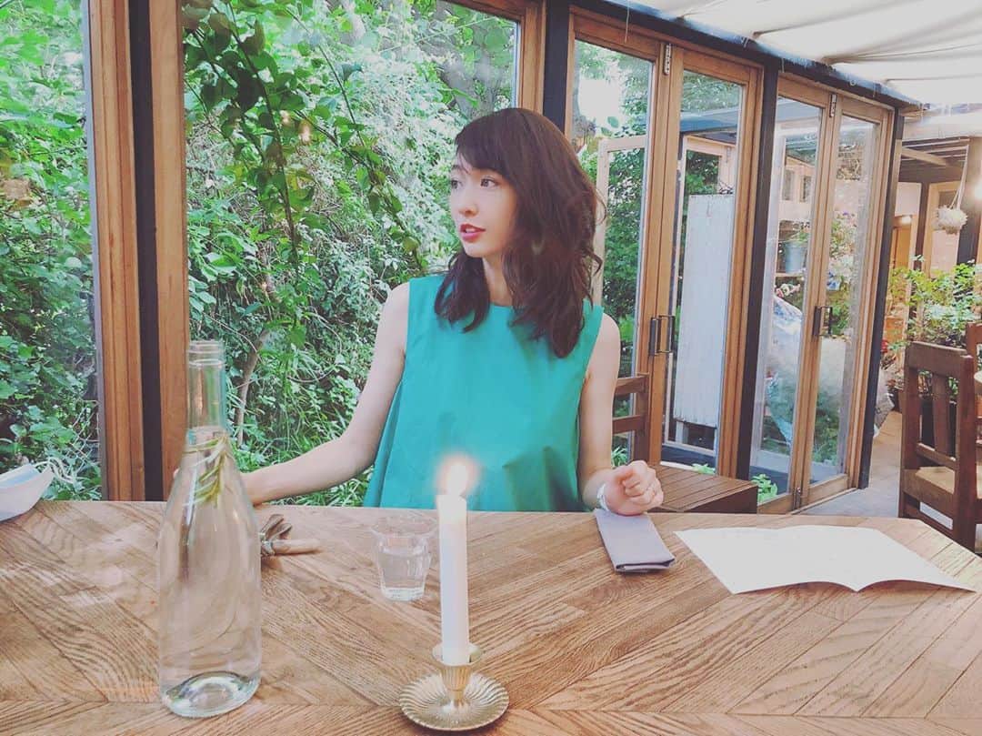 小林夏子のインスタグラム：「都内なのに旅先みたいなレストラン。 久しぶりに外食して 素敵な時間を過ごすことができました。 日が長くなってきたね〜。 #restaurant #green #date #cheers  #nature #glutenfree  #anniversary #memory #summer #candle #withmylove  #love #life  #thanks」