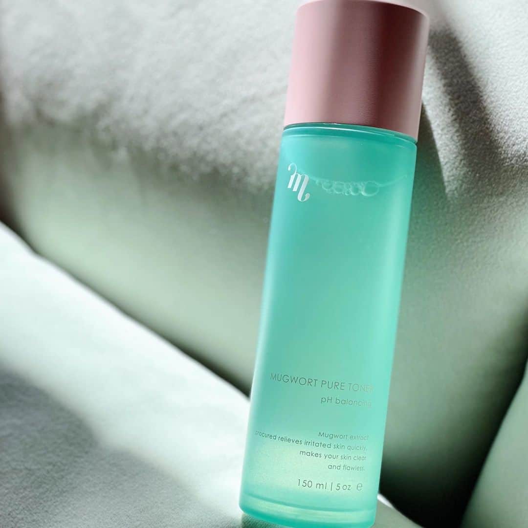 megbabyのインスタグラム：「【⚡️情報解禁⚡】mgb skinから新商品「MUGWORT PURE TONER」＆「CHIRU COTTON」発売します💚 . たくさんの方からリクエストの多かったマグワートマスクの化粧水がほしい！コットン作って！という声で実現しました☺️ この２つでチルコットン、コットンパックでツヤツヤ肌を手にいれてね🧏🏻‍♀️✨ ・ 7月3日(金)17:00 ON SALE 「MUGWORT PURE TONER 150mL」 ￥3,300 (税込) 「CHIRU COTTON 80枚」￥440(税込) . . 【WHAT’S MUGWORT PURE TONER？】 大人気の「マグワートマスク」が化粧水に！ マグワート（ヨモギ）のエキスを使った、肌の怒りを鎮めるようなおだやかなうるおいの化粧水です。突然の肌荒れをすみやかになだめ整える、MEGOOD BEAUTY「マグワートマスク」を、毎日のケアに組み込めるトナーにアレンジ。デイリーに使うことで、肌をいつも安定したすこやかな状態へ整えます。 . 【WHAT’S MUGWORT CHIRU COTTON？】 拭き取りやコットンパックにもおすすめ！ 無漂白無蛍光の100％純綿材のお肌にやさしいオーガニックコットンです。三層構造で一枚を三枚に分けることができ、スキンケア、クレンジング、スキンパックなど様々な用途でお使い頂けます。給水性に優れ、少量の化粧水でもお肌が十分にうるおいます。 . . 7月3日17:00に是非アラームの設定をしてお待ちください⏱💓 . #mgbskin #MEGOODBEAUTY」