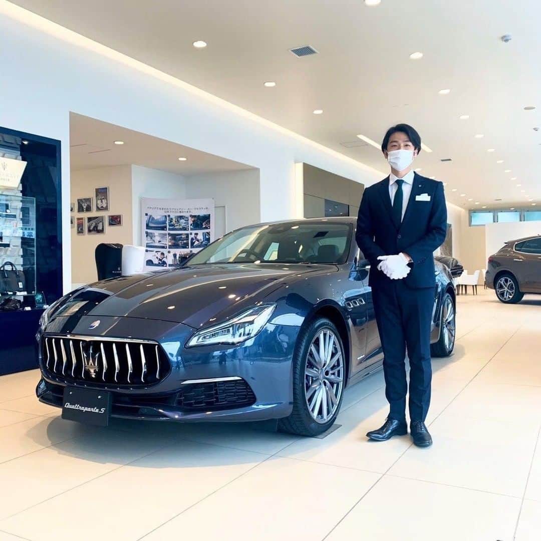 Maserati Japan | マセラティ ジャパンさんのインスタグラム写真 - (Maserati Japan | マセラティ ジャパンInstagram)「マセラティジャパンでは、全国のショールームをインタビュー形式でご紹介しております。 今回は、マセラティ杉並（@maserati_skyg）です。  Q:　ショールームについて教えてください  新車ショールームに加え、中古車センター、サービス工場などの最新設備を完備し、お客様には販売からアフターサービスまで一貫したサービスをご提供いたします。 認定中古車販売台数全国1位セールスが2名在籍しております。（2018年/2019年）  東京都杉並区の環状8号線につながる、「井の頭通り」沿いにあるディーラーです。 閑静な住宅街が広がり、穏やかで落ち着いた雰囲気が漂う街です。 周辺には高級車ディーラーも多く、井の頭公園や吉祥寺にも近いのでお子様連れのご家族でもお楽しみ頂けるかと思います。  BEST AFTERSALES DEALERを過去に2度受賞するなど常に質の高いサービスを提供し続けております。 お車のご相談は勿論、お客様の心に寄り添えるようなアフターサービスを心がけております。些細なことでもお気軽にご相談くださいませ。  Q:　新型コロナウイルス感染拡大に伴う対応を教えてください  弊社においては、厚生労働省が示す『新型コロナウイルス感染症対策の基本方針』を基に、大切なお客様、従業員およびその家族に感染しないよう、下記の取り組みを実施しております。 ・全従業員のマスクの着用﻿、手洗いなどの手指衛生 ・お客様用の電解水（殺菌生成水）の設置﻿ ・ショールームの除菌と換気の徹底  お客様にはご不便をおかけすることもございますが、﻿ご理解に心より感謝申し上げます。 今後もお客様の安全を最優先に考え、必要な取り組みを行ってまいります。  Q:　PRをどうぞ！  洗練された白とネイビーを基調に、ラグジュアリースポーツカーブランドにふさわしいエレガントな雰囲気のショールームです。 大きなガラス張りのスペースが、明るい開放感とくつろぎを演出します。 是非マセラティ杉並で、マセラティが持つパワフルさとイタリアンデザインが生み出す最上のこだわりや繊細さをご体感ください。  Facebook（@Maserati.Meguro）：https://www.facebook.com/Maserati.Meguro/ Instagram（@maserati_skyg）：https://www.instagram.com/maserati_skyg/  #Maserati #マセラティ #MaseratiJapan #マセラティジャパン #MaseratiDealer #マセラティディーラー #ディーラー紹介 #MaseratiSuginami #マセラティ杉並 #Suginami #杉並」6月23日 17時55分 - maseratijp