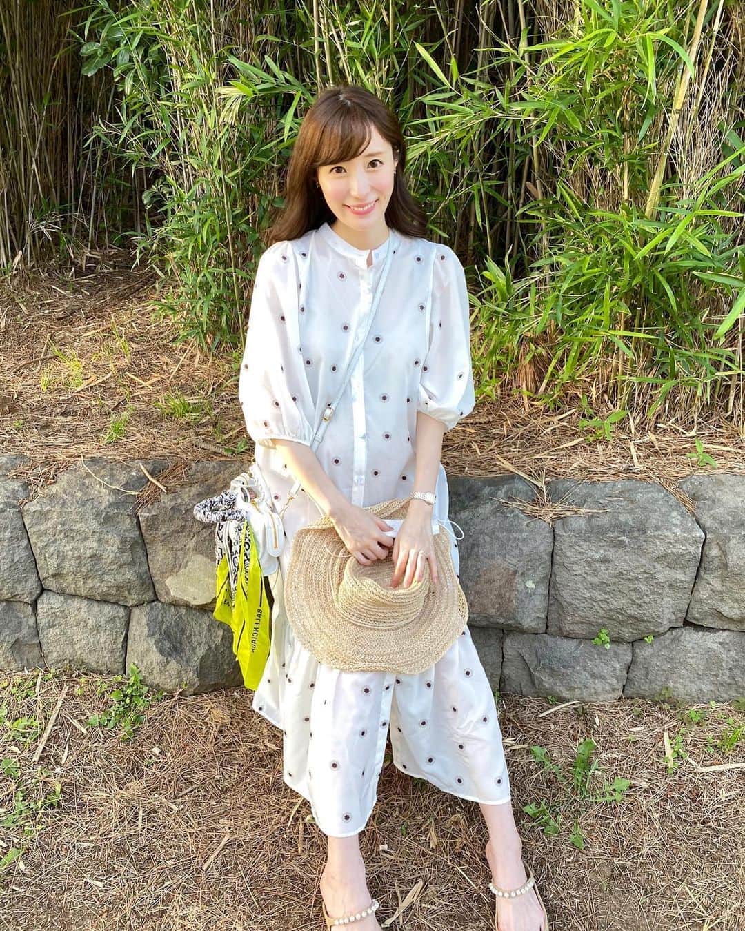 小林真由のインスタグラム：「チラッと見えるパールが可愛いミュール。 そして3枚目はお気に入りのジュエリー⭐︎﻿ @naturali_jewelry ﻿ ﻿ ﻿ お腹を抱えながら子供と遊ぶのにバッテバテしてます🙈﻿ 子供の寝顔を見る時が幸せ..🤤とみんなが言うのを聞いて、私は早く起きて欲しいよーつまらないよー😗とずっと思ってきたけど今となっては少しわかる🤣💭﻿ ﻿  #ナチュラリジュエリ #ファッション #コーデ #ママコーデ #女の子ママ #ママライフ #マタニティ #マタニティライフ #妊婦 #妊婦コーデ #マタニティコーデ #妊娠8ヶ月 #第二子妊娠中 #コーディネート #coordinate #fashion」