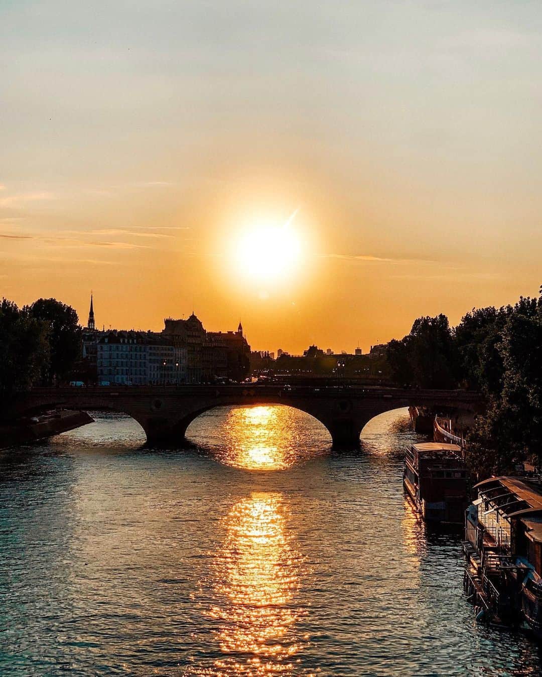 NICOLAS SIMOESのインスタグラム：「Last night was magical. That how I love to see Paris the most, don’t you? ☀️✨」