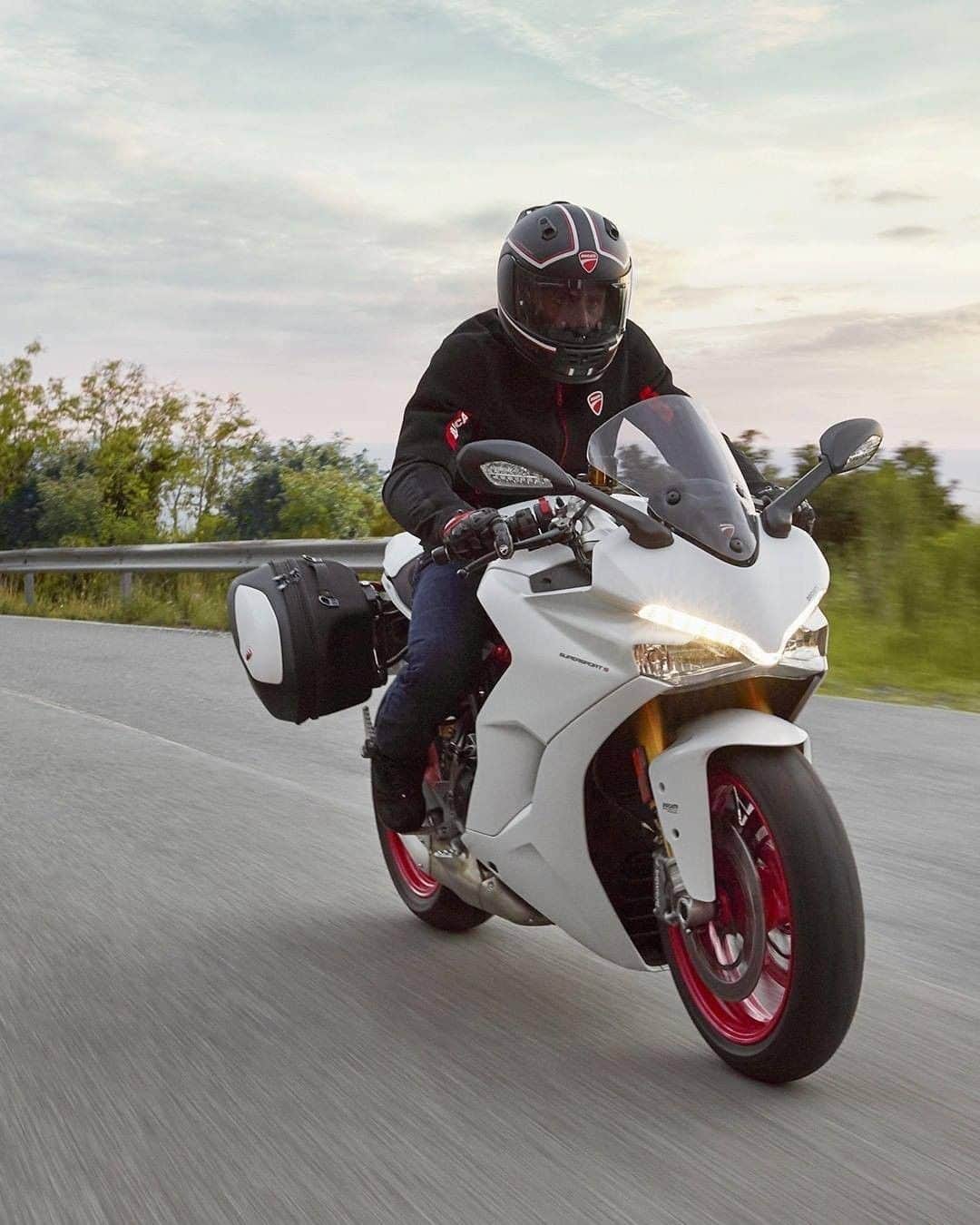 Ducati Japanさんのインスタグラム写真 - (Ducati JapanInstagram)「スーパースポーツは、スポーツバイクのスタイルとツーリングバイクの快適性と多用途性を兼ね備えています。  搭載されるエンジンは、ハイパーモタード950やムルティストラーダ950と同じテスタストレッタ11°エンジン。スーパースポーツ専用にセッティングした滑らかな出力特性を持ち、幅広いシチュエーションで走りを楽しむことができます。  デザインは、フロントカウルとタンクがブリッジ構造で繋がる新世代スーパースポーツ/パニガーレ ファミリーと共通。しかしハンドル位置が高く、ステップを前方に配置していて、そのリラックスしたライディングポジションも特徴です。  かつてドゥカティの最高峰スポーツモデルは“スーパースポーツ”というモデル名が付いていました。しかし時とともにキャラクターを進化。2016年から再びモデルラインナップに名を連ねたスーパースポーツは、スポーツライディングとツーリングパフォーマンスを高い次元で融合したスポーツツーリングモデルなのです。  スーパースポーツ Sの詳細はプロフィール( @ducatijapan )のリンクよりドゥカティ ジャパンのサイトをご覧ください。  #ドゥカティいいじゃん #スーパースポーツ #SportMadeLight #バイク #バイクのある生活 #バイクのある風景 #motorcycle #bike #ツーリング」6月23日 18時00分 - ducatijapan