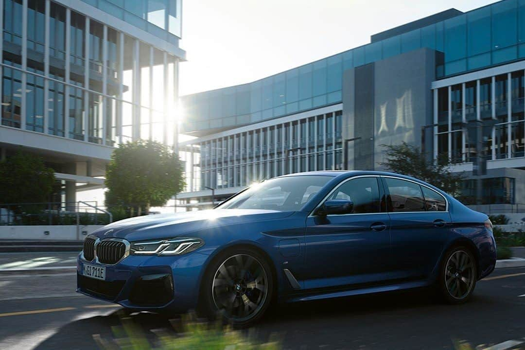 BMW Japanさんのインスタグラム写真 - (BMW JapanInstagram)「新時代のリーダーへ。ニューBMW 5シリーズ、今秋デビュー。 . 3眼カメラを標準装備、高速道路渋滞走行時のハンズオフ走行を実現するなど、新しい安心をもたらすBMW360°SAFETY。これからの新しい走り方を愉しめるPHEVモデルもラインナップ。数々の新しい価値観と共に、さらなる上質と快適を身に纏ったニューBMW 5シリーズ。 . メルマガ登録で最新情報をお届けします。 . @bmwjapan アカウントトップのURLをタップして、公式サイトよりぜひご登録ください。 . . #THE5 #BMW #BMWJapan #駆けぬける歓び」6月23日 18時00分 - bmwjapan