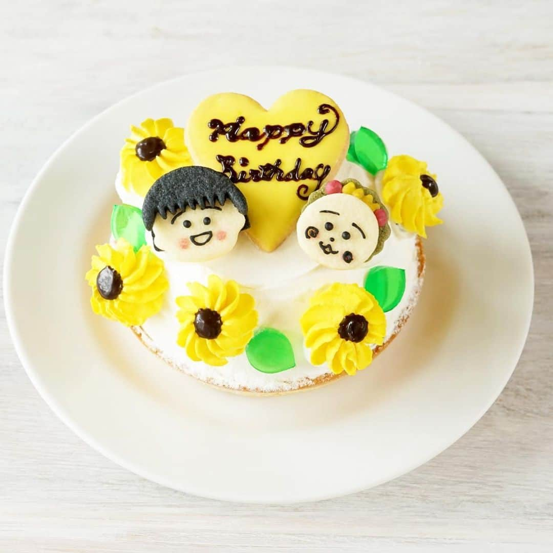 さくらももこスタッフのインスタグラム：「明日6月24日(水)から「MARUKO&COJICOJI CAFE」のオンラインストアがオープンします！﻿ 「絵本まるコジ」の世界観がたっぷり詰まった可愛いケーキたち😍﻿ 普段のお楽しみはもちろん、お誕生日やお祝いのサプライズにも嬉しいですよね✨﻿ ﻿ ★まるコジカフェ限定 ﻿ はちみつロールケーキ(限定チャーム付き)﻿ ¥3,500+税(送料別)﻿ まる子とコジコジ、キャンディー型のクッキーがついています﻿ ﻿ ★まるコジカフェ限定﻿ ガナッシュショコラカップケーキ(限定チャーム付き)﻿ ¥3,000+税(送料別) ※銀座店受け取りも可﻿ ﻿ ★まるコジカフェ限定﻿ ひまわりバースデーケーキ(限定チャーム付き)﻿ ¥3,200+税﻿ ※銀座店での受け取りのみ﻿ ﻿ ▪️「MARUKO&COJI COJI CAFE」オンラインストア﻿ ・オープン期間:2020年6月24日(水)11:00〜2020年8月10日(月)20:00﻿ ※Sunday Burunchオンラインストア内にオープン﻿ ※当面の間は予約販売とさせていただきます﻿ (７月上旬から発送予定)﻿ ﻿ ※各商品Webからのみのご注文とさせていただきます﻿ ﻿ URL:https://sundaybrunch.stores.jp/﻿ ﻿ #さくらももこ #ちびまる子ちゃん #コジコジ #GJ8マン #漫画 #アニメ #イラスト #エッセイ﻿  #まるコジカフェ #銀座 #オンラインストア #可愛いケーキ #絵本まるコジ﻿ ﻿ ﻿」