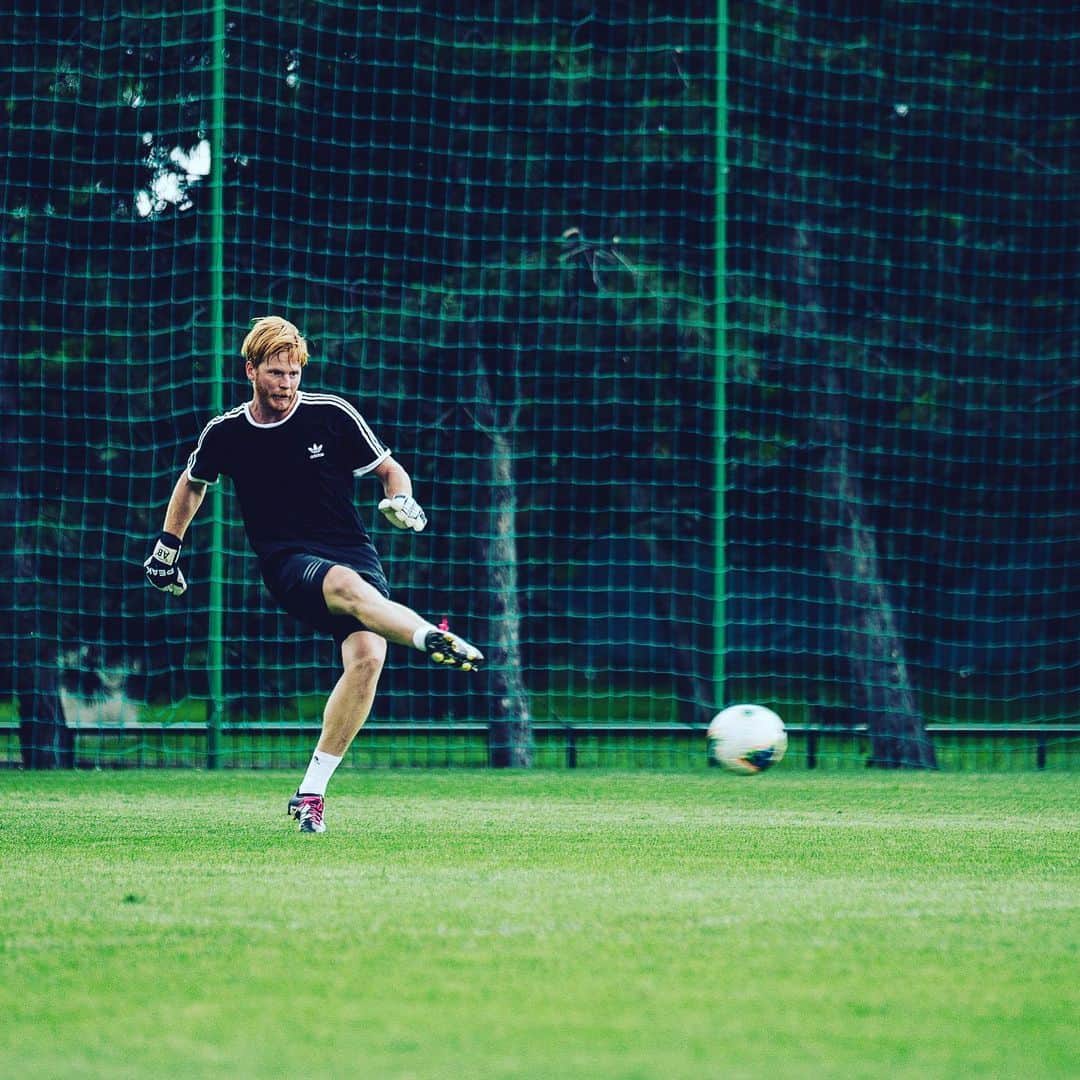 アダム・ボグダンのインスタグラム：「Great feeling being on the grass!  Azert a fűvön az igazi! #focus」