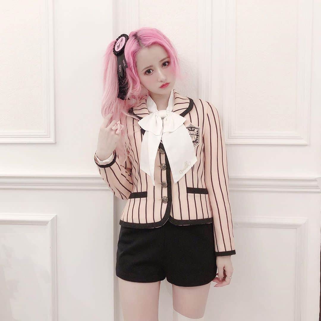 胡桃兎愛のインスタグラム：「この前の配信の時の胡桃さん🩰 ロゼットをポニテの結び目につけるの可愛い！！と気づけた日❤︎」