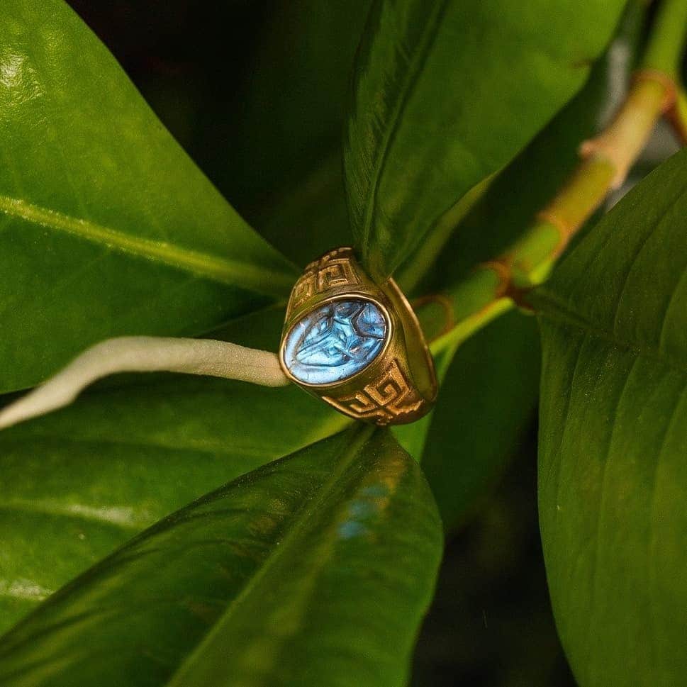 のインスタグラム：「hand carved labradorite cameo koyote ring in 18k yellow gold from my new zapotec collection. For more details please e-mail the team at sales@jadejagger.com  #solidgoldwillalwayshold #jadejaggerjewellery #zapotec」