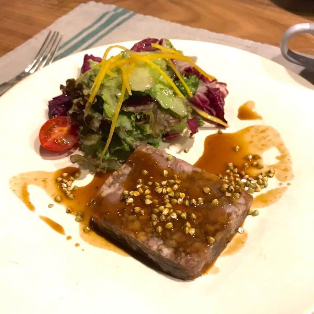 のインスタグラム：「@armorica_bistrot の ビストロセット食べに行きましたー！！ コースよりお手軽にご飯を楽しめます！  前菜はテリーヌ。 メインはお肉とお魚どっちにするか、、 悩みに悩んで本日のお魚で(^^) 鯛！！！ めで鯛！！！ りんごのスパークリングワイン、シードルって初めて飲んだ！ 可愛いデザインのコップで飲んだよ！ 美味しかった^ ^  ウーミーPR  #ディナー #dinner #晩御飯 #デリスタグラマー #お腹いっぱい #メニュー #ワイン #フランス #instagood #instalike #クレープ」
