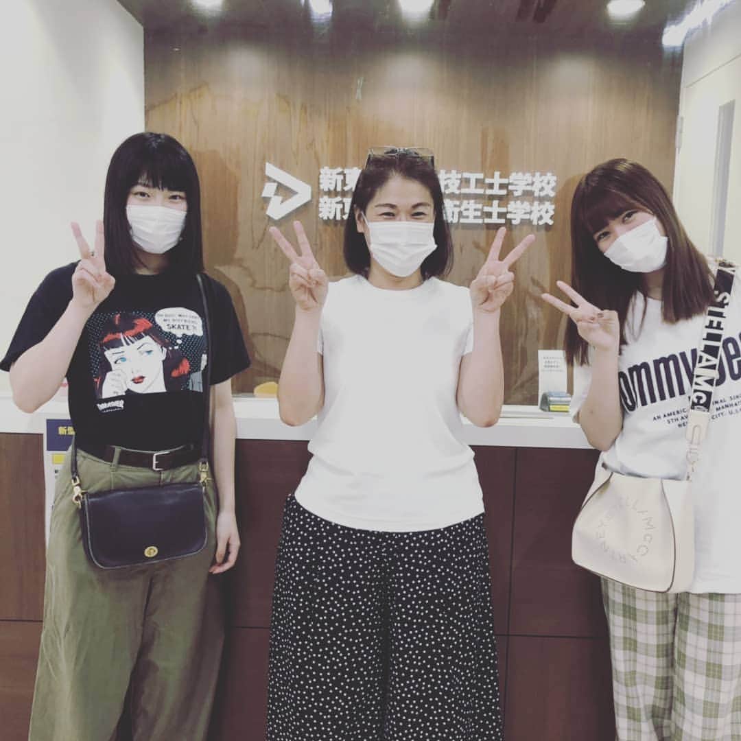 新東京歯科衛生士学校さんのインスタグラム写真 - (新東京歯科衛生士学校Instagram)「先日卒業生が遊びに来てくれました🏫３年間大変だったけれど、歯科衛生士になって良かった❗と嬉しい報告☺️💛担任の先生とパシャリ📷✨ . . . #新東京歯科衛生士学校 #歯科衛生士 #卒業生 #遊びにきたよ #学校生活」6月23日 18時07分 - dh_shintokyo