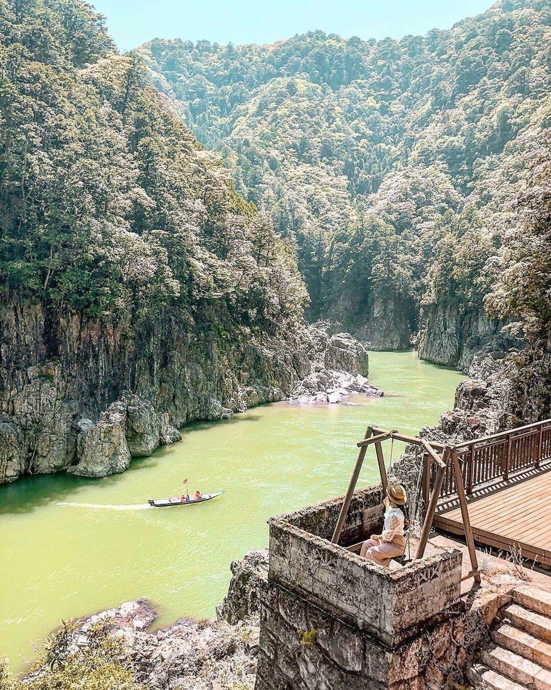 タビジョのインスタグラム：「タビジョのみなさんこんにちは🤗 徐々に旅行に行けるようになった今、次の旅行先は決まりましたか？？ @tabi_jyoではいつか行きたい国内・海外スポットをご紹介💁🏻‍♀️💕 ✈️まずは国内旅行からスタート✈️ 目標を決めて、前向きに前進していこう🥰 ＊＊＊＊＊＊ 📸@aigram.57 さん 🚩和歌山県・三重県・奈良県「瀞峡どろきょう」 ＊＊＊＊＊＊ 🔻こんなお写真募集中🔻 ・私の地元にこんな素敵なスポットがあるよ📷 落ち着いたら是非遊びに来て欲しい🥺💕 ・以前訪れた私のおすすめスポット、タビジョのみんなにシェアしたい😊 など… #タビジョ #tabijyomap_japan をタグ付けして投稿してね😉」