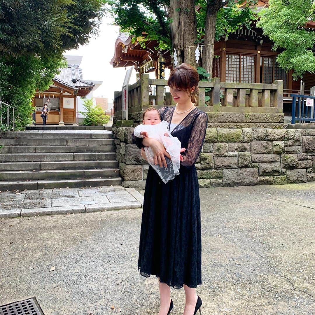 高松チェルシーリナのインスタグラム：「. 先日ちょうど１００日だったので、 コロナの影響で行けていなかったお宮参りにやっと行き、そのあとお食い初めもやりました☺️⛩🍱✨ . あっという間に大きくなっていく娘が、 毎日愛おしくて可愛くて、いつか手が離れるんだと思うと寂しくなったり... 毎日いろんな感情にさせてくれる娘っちです。 私をママにしてくれてありがとう😌💐 これからも元気に育ってね〜♪ . #お宮参り#お食い初め#100日祝い#生後3ヶ月#新米ママ#産後3ヶ月#お宮参りコーデ」