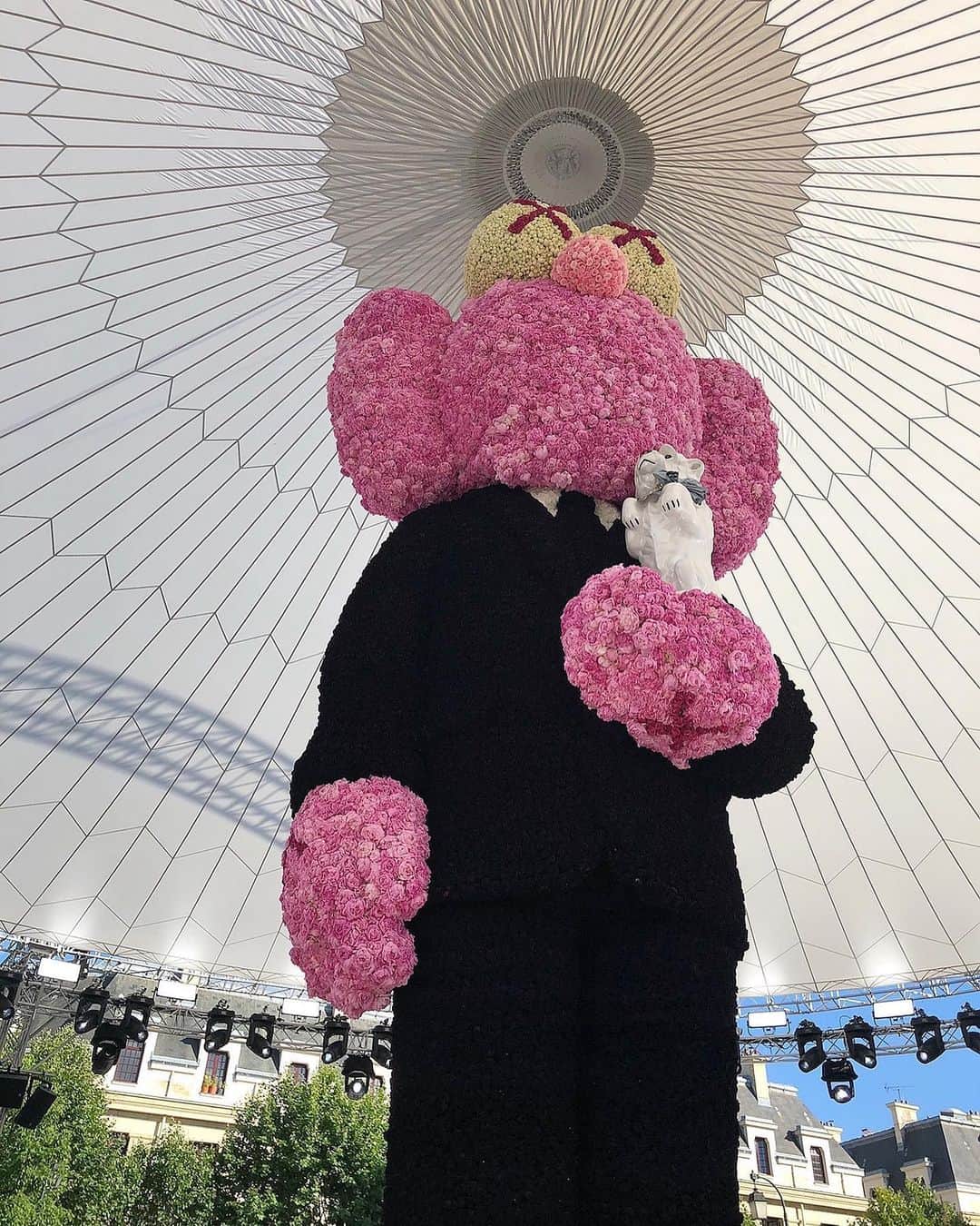 キム・ジョーンズのインスタグラム：「2 years ago our first show @dior with @kaws ! BFF Christian Dior with his dog Bobby」