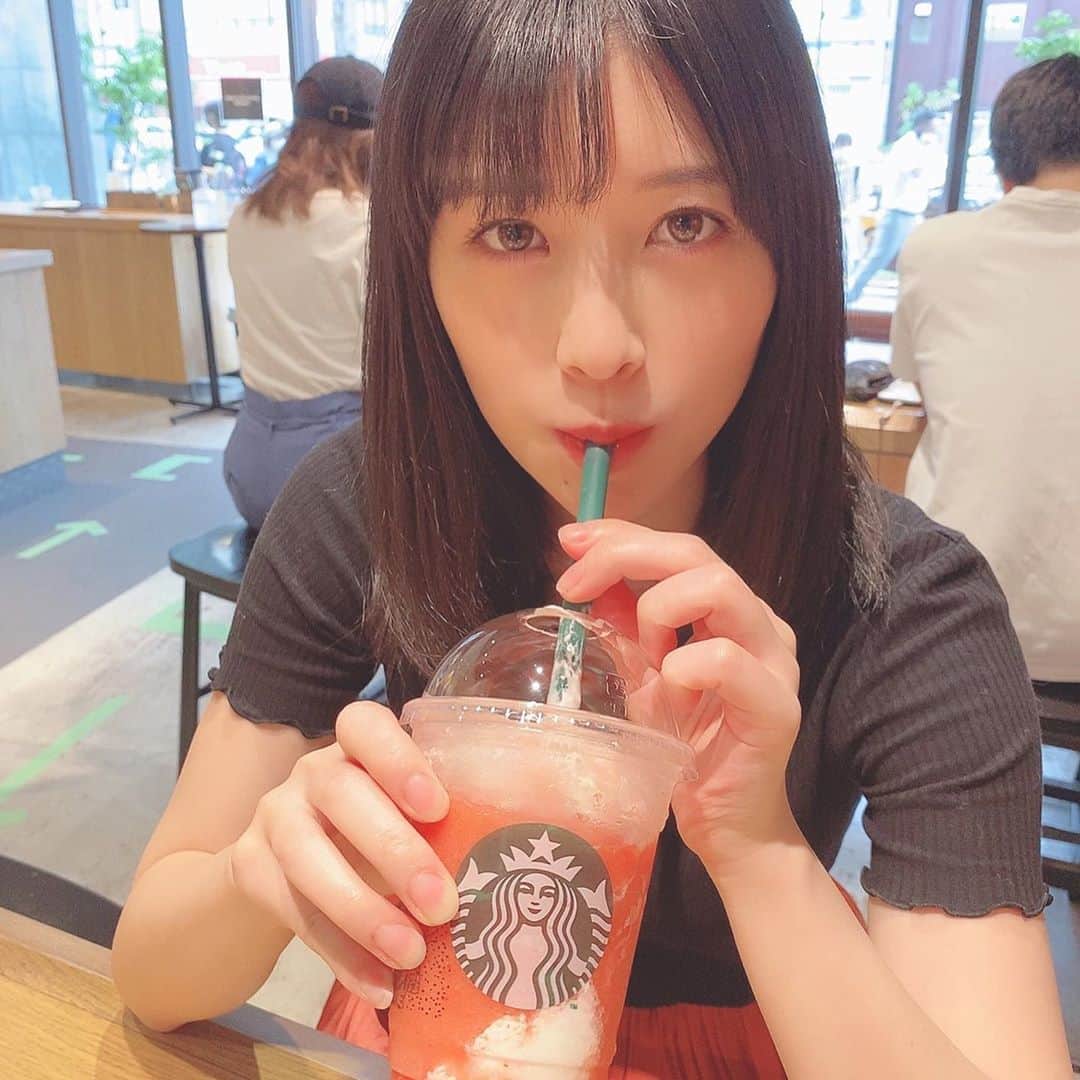 仙石みなみのインスタグラム：「. 🍓 ゴロッと派。 シュワッとものみたい。 . #スタバ #starbucks #苺 #frappucino #yum」