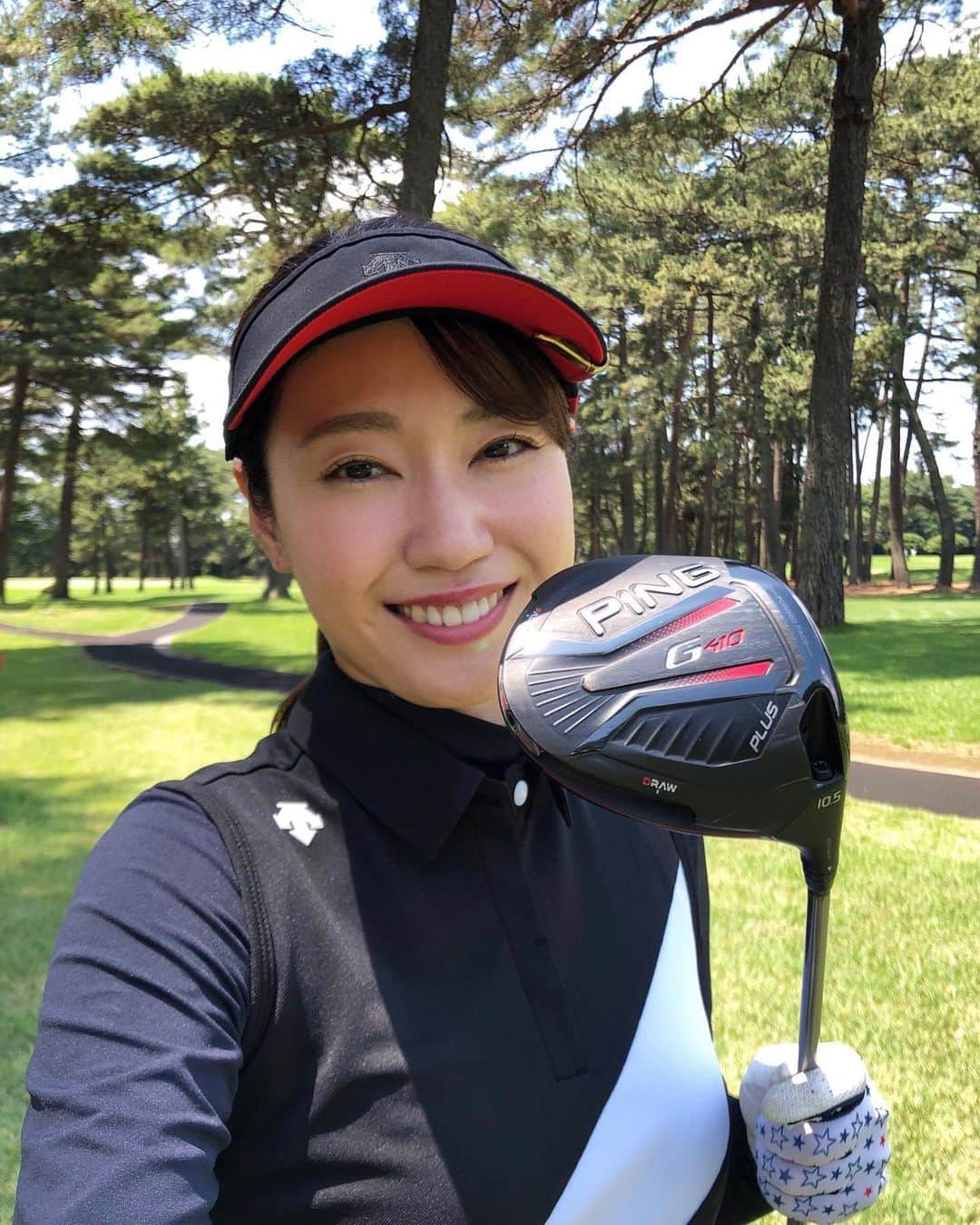 山下詩乃さんのインスタグラム写真 - (山下詩乃Instagram)「ドライバー変えました❤️🖤 PINGのG410！顔もカッコいい😚 前使ってたEPICはランが出て飛距離が稼げるんだけど、PINGは曲がりが少なくなりました😲 シャフトは純正よりも以前のフジクラが合ってるってフィッティングで言われたので付け替えて使ってます❗️ シャフトが変わると全然違って、これが一番ビックリした😳打った時の感触が良い❣️ フェアウェイキープするとスコアがまとまるので、PINGが私にはめちゃくちゃ合ってるので、自分に合ったクラブを探すのも面白いなぁと思いました😊💡✨ 三浦届かずもあったよ😂 ・ ・ #PING #g410 #g410plus #ドライバーショット #ドライバー絶好調 #ゴルフ #ゴルフ女子 #親父ギャグ #言わされた感 #嘘です #親父ギャグ好き #ゴルフ好きな人と繋がりたい #ゴルフ大好き #ゴルフ好き #ゴルフ好きピラティスインストラクター #ピラティスインストラクター #ピラティス  #ヨガスタジオ #ヨガ #ヨガインストラクター」6月23日 18時25分 - shinoyamashita