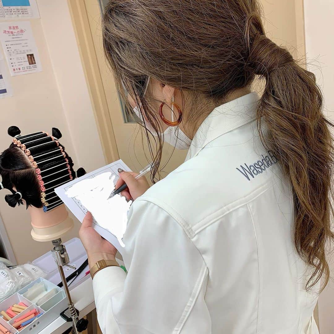 のインスタグラム：「一年生の初めての実技試験でした❗️❗️ 毎日の練習の成果がでてました😊 今後の成長に更に期待です👍  #早稲美 #早稲田美容専門学校 #一年生  #オシャレ#fashion #hairstyle #ヘアスタイル #wd #試験 #美容学生 #美容学校」