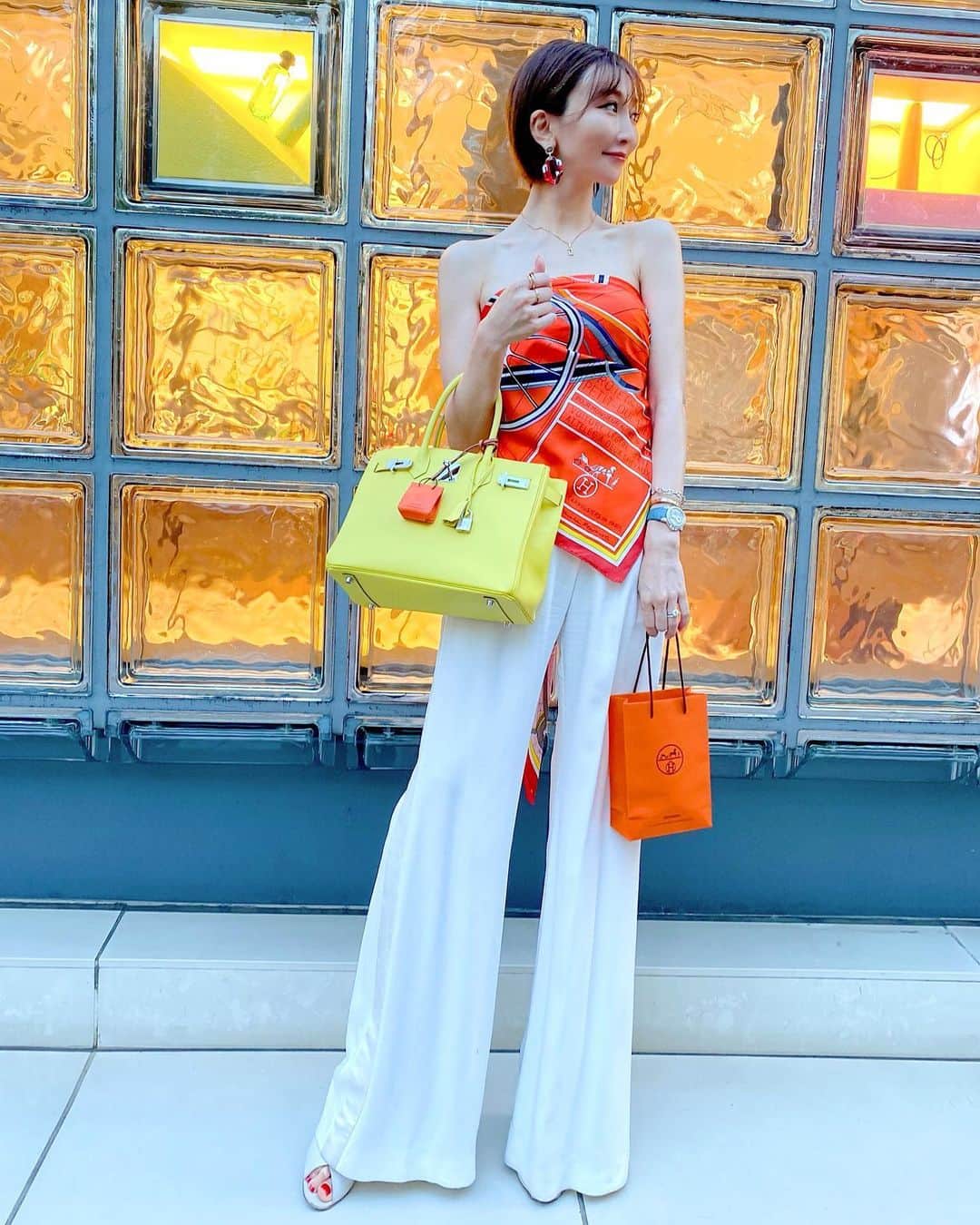 JUNKO（飯田順子）さんのインスタグラム写真 - (JUNKO（飯田順子）Instagram)「スカーフを巻いて🌈 ・ 後ろはこんな感じで結んでる😋 ・  #ootd4nylonjp #ootd#ファッションコーデ #170cmコーデ」6月23日 18時33分 - jun__ko_