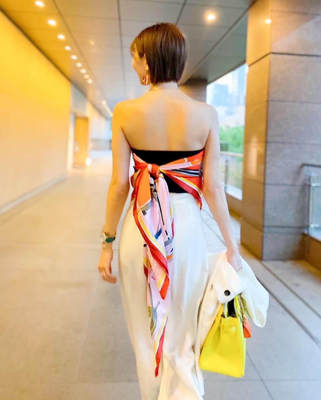 JUNKO（飯田順子）さんのインスタグラム写真 - (JUNKO（飯田順子）Instagram)「スカーフを巻いて🌈 ・ 後ろはこんな感じで結んでる😋 ・  #ootd4nylonjp #ootd#ファッションコーデ #170cmコーデ」6月23日 18時33分 - jun__ko_