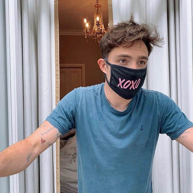 ゴシップガールのインスタグラム：「Get your XOXO face mask now and support a great cause! https://chuckbass.store/ @edwestwick 🌸 @kickitout @represent」