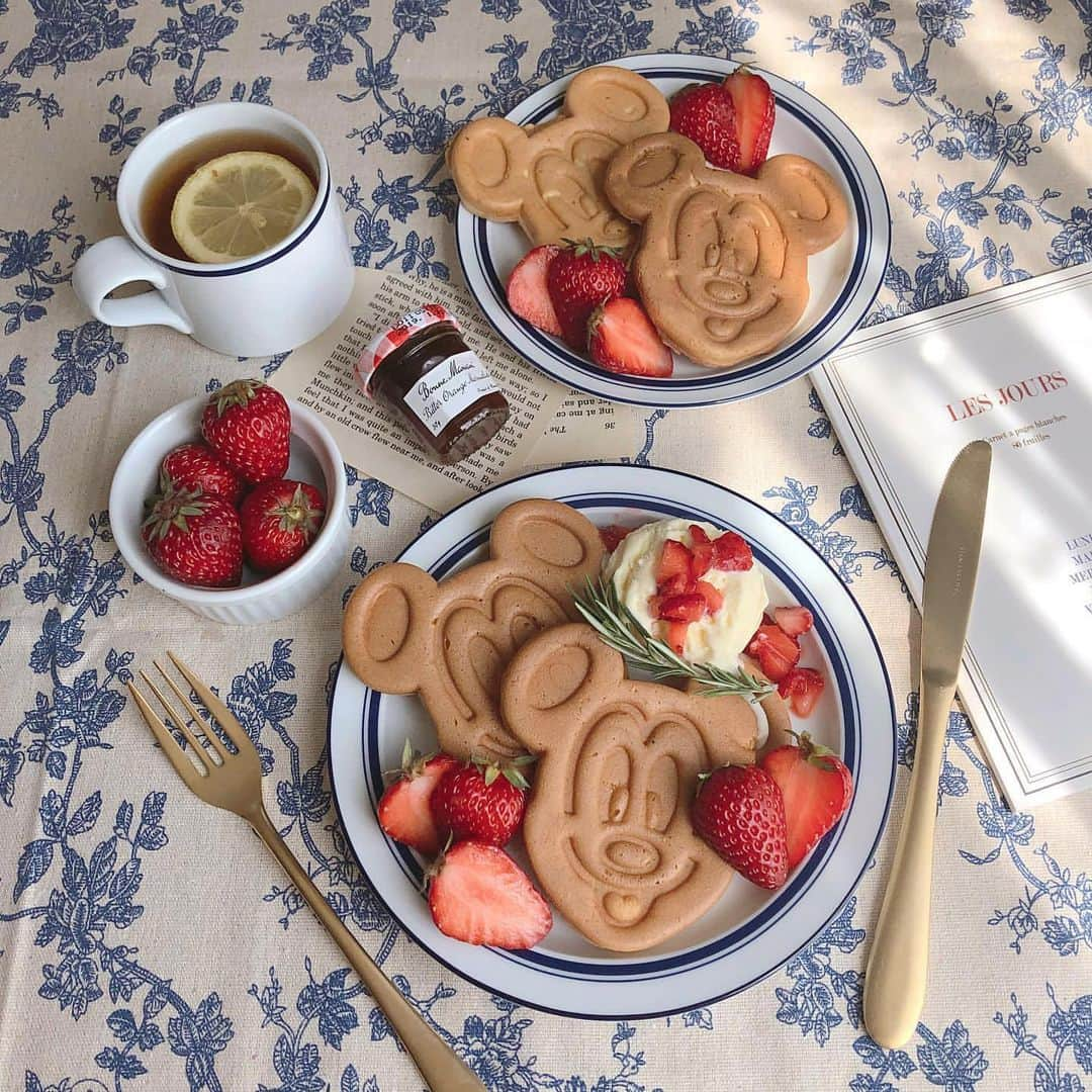 PRESSさんのインスタグラム写真 - (PRESSInstagram)「ワッフルメーカーで ミッキー型のパンケーキ🥞🍓 ㅤㅤㅤ  レモン入りの紅茶 テーブルクロスや食器で 優雅なおうちカフェを🍴♥ ﻿ ㅤㅤㅤ  Special thanks ❤︎﻿ @xxayapink  ㅤㅤㅤ —————————————————— ㅤ﻿ ﻿ お気に入りの写真に @press.inc ﻿ タグ🏷して投稿してください♡﻿ あなたのアカウントをご紹介致します! ㅤ﻿ ㅤ﻿ —————————————————— ﻿ ﻿ ﻿ #ワッフル #ワッフルメーカー#おうちカフェ#おうちカフェごはん #プレートランチ #プレートご飯 #ランチ #ミッキー #ミッキーワッフルメーカー #ミッキーワッフル #パンケーキ #テーブルクロス」6月23日 18時36分 - press.inc