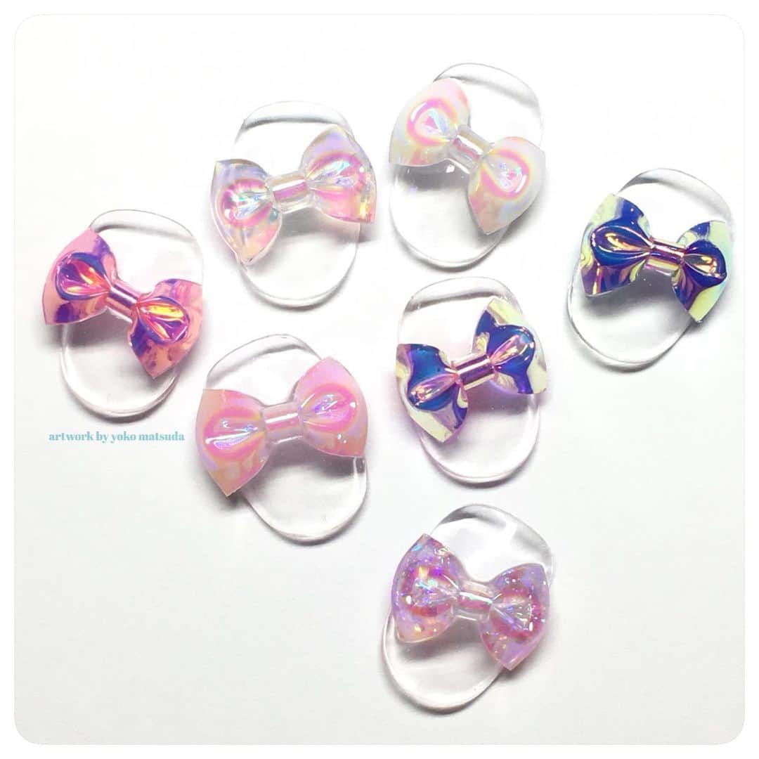 のインスタグラム：「. . ♡Aurora ribbon♡ . . 今までクロムパウダーで オーロラ加工してたけど やっぱりホログラムで加工されてる オーロラは光に当たると いろんなカラーに変化して 綺麗だね♡  このリボンは ちょっと特殊な商材を使うから スクール生限定でレッスンしているので 今のところセミナー開催の予定も オンラインレッスン予定もありません😞  前にストーリーにアップした際に 100件以上のDMいただき セミナー問い合わせも多かったのですが  商材がマニアックすぎて 安定して商材が手に入りにくいのと しばらくは スクールの生徒さんと楽しみたいので スクール生以外にはレッスンはしません♡  今までにない オーロラの輝きが綺麗なリボン♡ 夏本番を迎える前にサンプルたくさん 作りたいと思います  #リボンネイル #オーロラリボン #naildesign  #nailstagram  #yokomatsuda #ribbonnail #filmribbon」