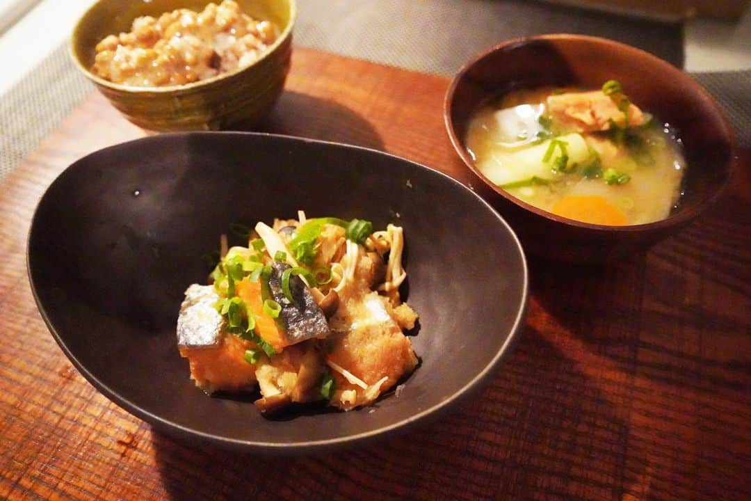 のインスタグラム：「細かい作り方はyoutubeにも公開してます！ . 『鮭のみぞれ煮』（１人前） ・鮭...1.5切れ ・大根...1/3本 ・えのき ・ポン酢...50ml  ①えのきの石づきを切り落としておきます。 大根をすりおろし、キッチンペーパーで水分を絞っておきます。  ②鮭を一口大に切っておきます。  ③鮭に小麦粉を振る。  ④中火に熱したフライパンで鮭を炒め、炒まったらえのき、ポン酢、大根おろしを加えたて火が通ったら器に盛って完成！ 『鮭の濃厚お味噌汁』 ・鮭...1.5切れ ・玉ねぎ...1/2個 ・長ネギ...1/2本 ・人参...1/3本 ・味噌...大さじ２ ・和風顆粒だし...小さじ１  ①鮭を一口大に切ります。 玉ねぎを薄切り、長ネギをななめ切り、人参をいちょう切りにします。  ②鍋にお湯を煮立たせたら切ったお野菜と鮭を煮込みます。  ③煮立ったら味噌、和風顆粒だしを加えて5分ほどにたら完成です！」