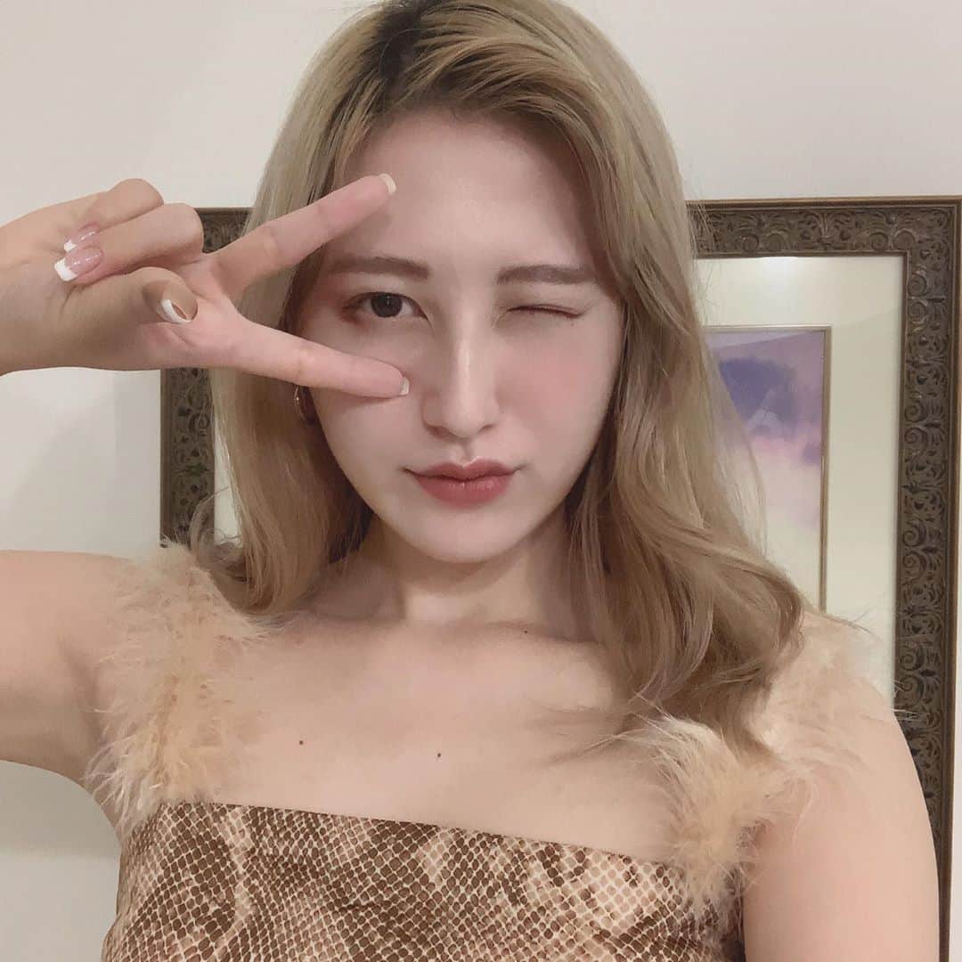Tomomi Teradaのインスタグラム：「ギャルだけど中身は隠キャです📚🎮🌺」