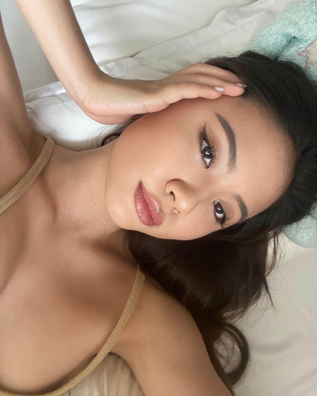 のインスタグラム：「peep my teddy bear in the back... his name is beary chan & yes I still can’t sleep without him🤠」