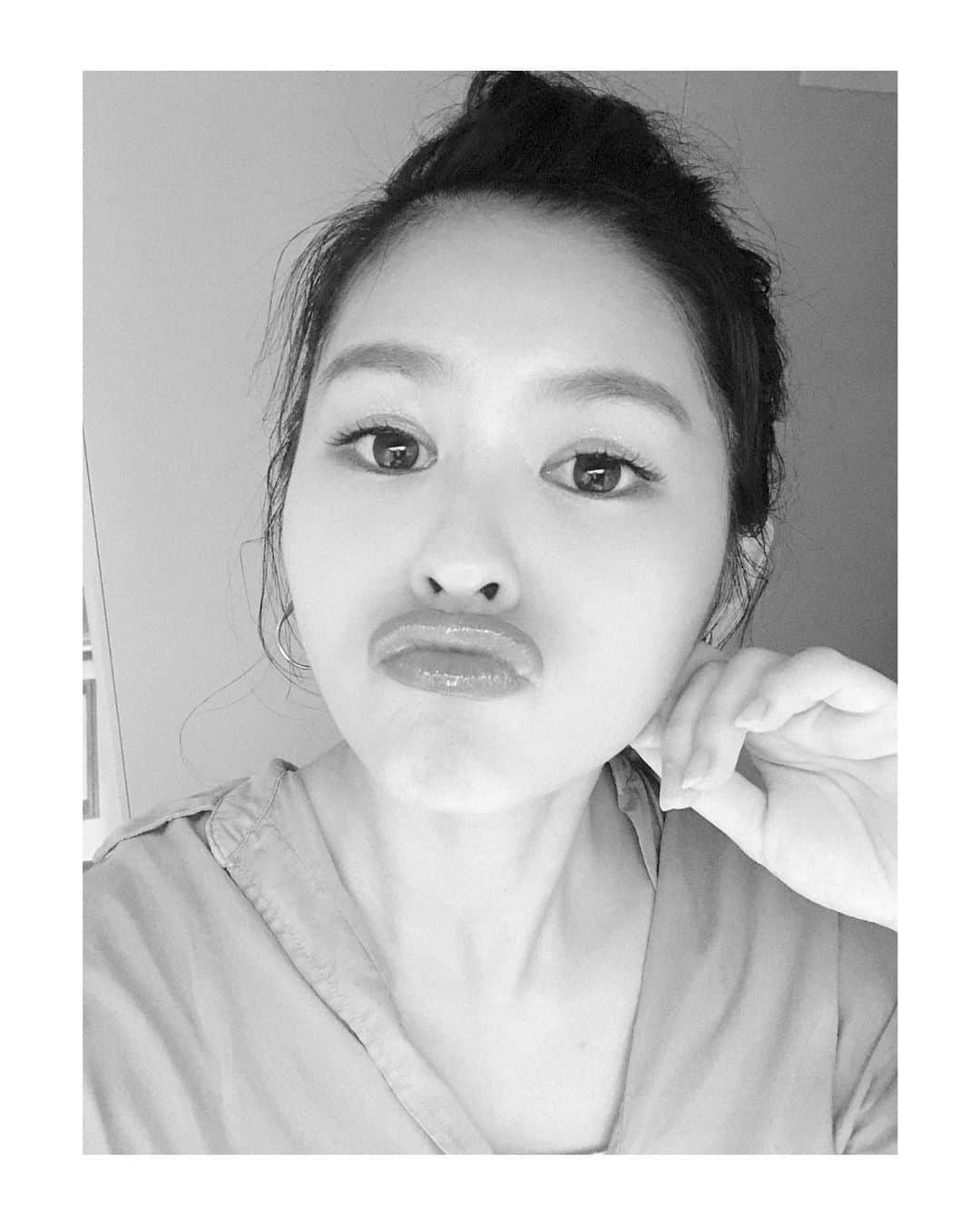 昆夏美のインスタグラム：「. とある取材を受けた日 終わった後にメイクさんが 「昆ちゃんはミュージカルの話している時楽しそうですね」 って。 とっても楽しい取材だったんだけど、 なんか ミュージカルの話を楽しそうに話してる自分がいて嬉しい。 ミュージカル好きなんだなー。 好きって溢れ出ちゃうもんなんだなー。 って素直な自分がちょっと愛おしくなりました笑 . 早く舞台に立ちたいなー💃」