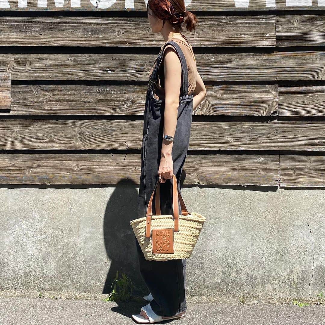 美生のインスタグラム：「#ootd﻿ ﻿ ﻿ 2枚目は﻿ am7:50の私。﻿ 娘たちの園のバッグに﻿ 仕事終わりに出しに行く 大量のクリーニングがおかんの現実🙄﻿ ﻿ 8時に娘たちを送って﻿ 9時からお仕事のサークルに﻿ 徐々に慣れてきた👨🏾👩🏻﻿ ﻿ さてお風呂に入れますか🛁﻿ ﻿ 今日も皆様ご苦労様です🙏🏻﻿ ﻿ ﻿ ﻿」