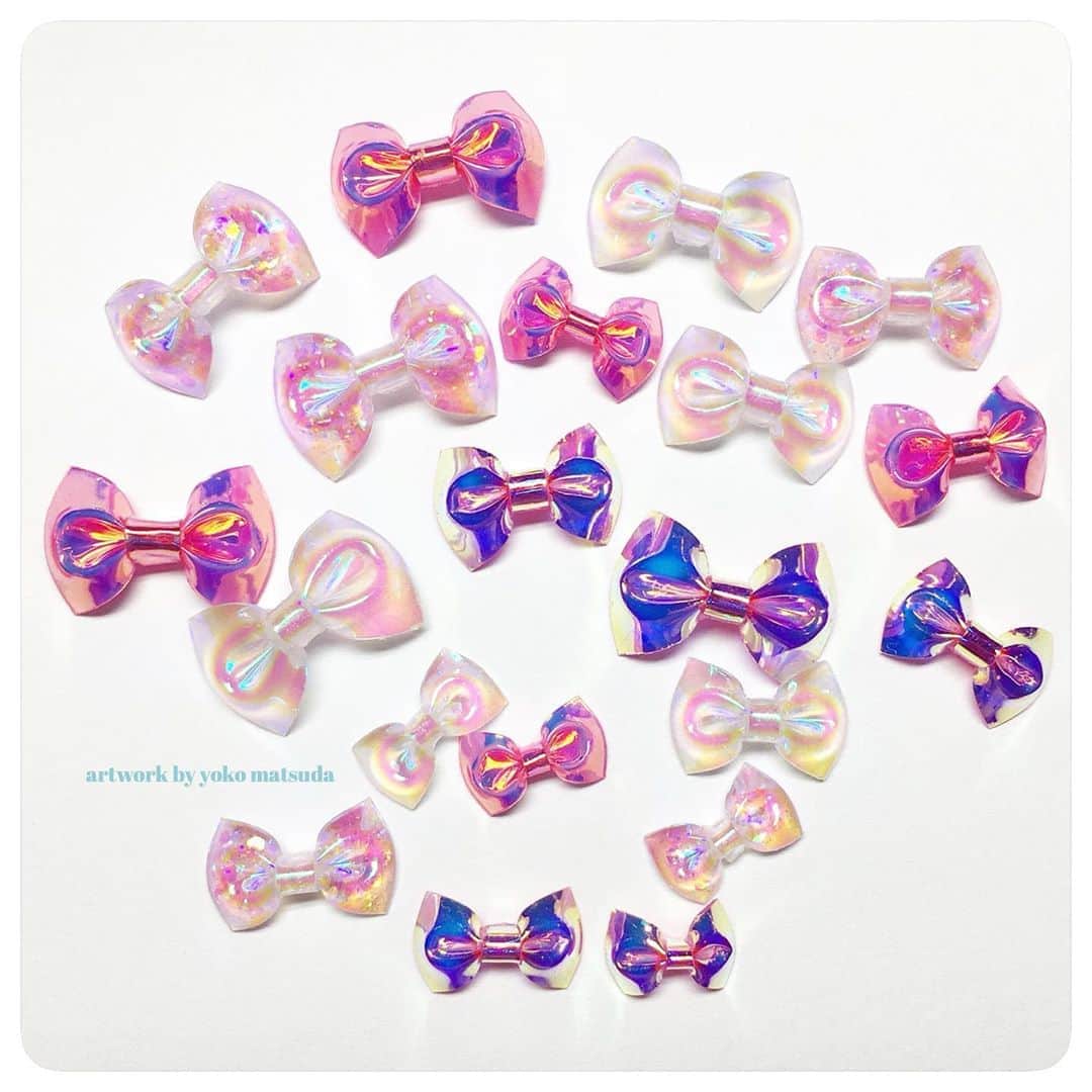 のインスタグラム：「. . . . ♡Aurora ribbon♡ . . オーロラカラーが無限大で いろんなカラーで試したくなる♡  #リボンネイル #オーロラリボン #naildesign  #nailstagram  #yokomatsuda #ribbonnail #filmribbon」