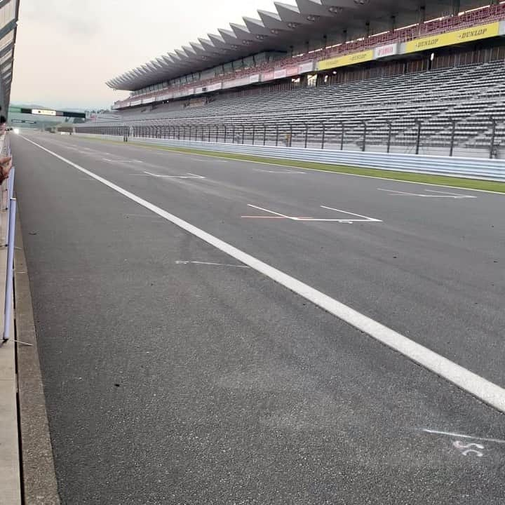 武藤英紀のインスタグラム：「レーシングカーって改めて見ると速いんだね！！ 音も凄いんだね！！ #supergt  #redbull  #mugen #honda #nsx #yokohama #advan #速い」