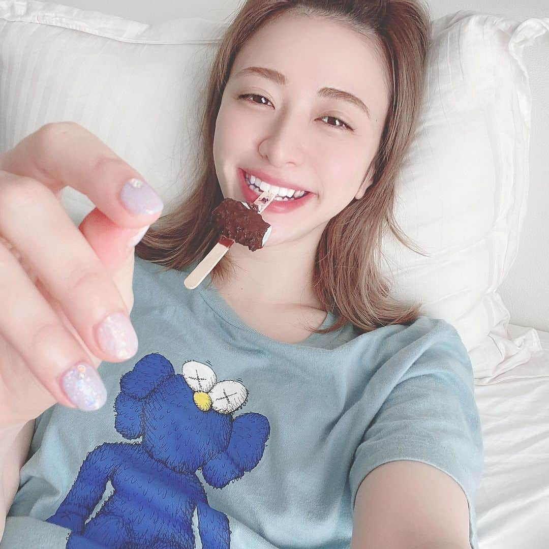 新部宏美さんのインスタグラム写真 - (新部宏美Instagram)「寝起きアイスがやめられない🤦🏼‍♀️🍦 * 朝ならなに食べてもカロリーゼロだと思ってたけど、血糖値が急激にあがるからあまりよくないらしいです🤷🏼‍♀️笑 * #チョコミン党 さんにオススメ🌿 チェリオの#覚醒チョコミント 大好きすぎて発売日にコンビニ5件はしごしてやっと見つけました🥺💙ファミマにあった🌈 美味しいチョコミント情報お待ちしております🌿🍫❤️ * #ちょこみんと#ちょこみん島#チョコミント#チョコミントアイス#チェリオ#アイス#コンビニアイス#寝起き#ルーティーン#すっぴん#アートメイク#ユニクロ#UNIQLO#kaws#kawsuniqlo」6月23日 18時58分 - piromin_1202