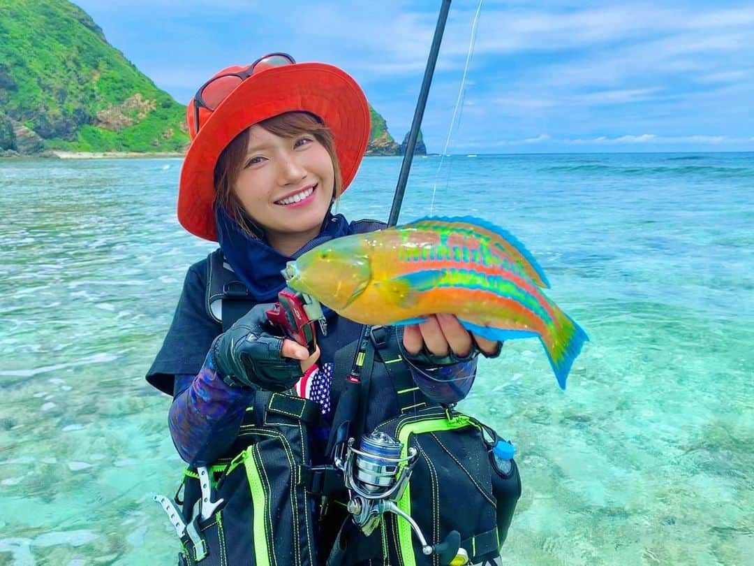 秋丸美帆さんのインスタグラム写真 - (秋丸美帆Instagram)「沖縄らしいカラホーな魚釣れたよ🐟🌺正式名称はわからんけど😂 . #fishing #fish #okinawa #kerama #lure #lurefishing #sea #island #colorful #釣り #沖縄 #慶良間 #ルアーフィッシング  #ルアー #海 #魚」6月23日 18時58分 - mippy34