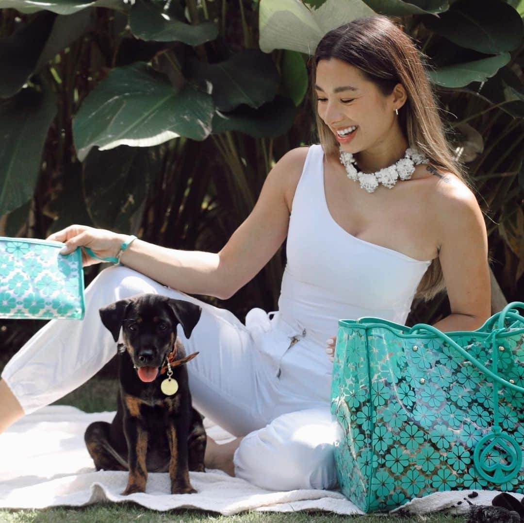 Jennifer Bachdimさんのインスタグラム写真 - (Jennifer BachdimInstagram)「Having a little picnic time with Koko! Love how my tote bag can fit my daily essentials ✨Also, who doesn’t love this vibrant colour? 💚 #LoveInSpades @katespadeny @kanmogroup.fashion」6月23日 18時50分 - jenniferbachdim
