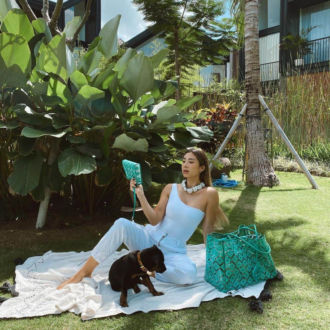 Jennifer Bachdimさんのインスタグラム写真 - (Jennifer BachdimInstagram)「Having a little picnic time with Koko! Love how my tote bag can fit my daily essentials ✨Also, who doesn’t love this vibrant colour? 💚 #LoveInSpades @katespadeny @kanmogroup.fashion」6月23日 18時50分 - jenniferbachdim