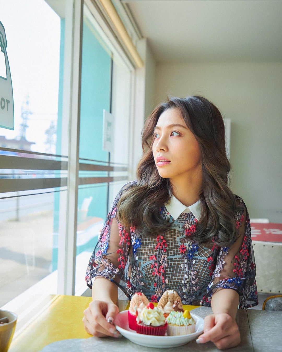 honoka のインスタグラム：「今回は色んな衣装やメイクに挑戦しました🥰﻿ 1st写真集　『僾-ほのか』﻿ お楽しみに💕」